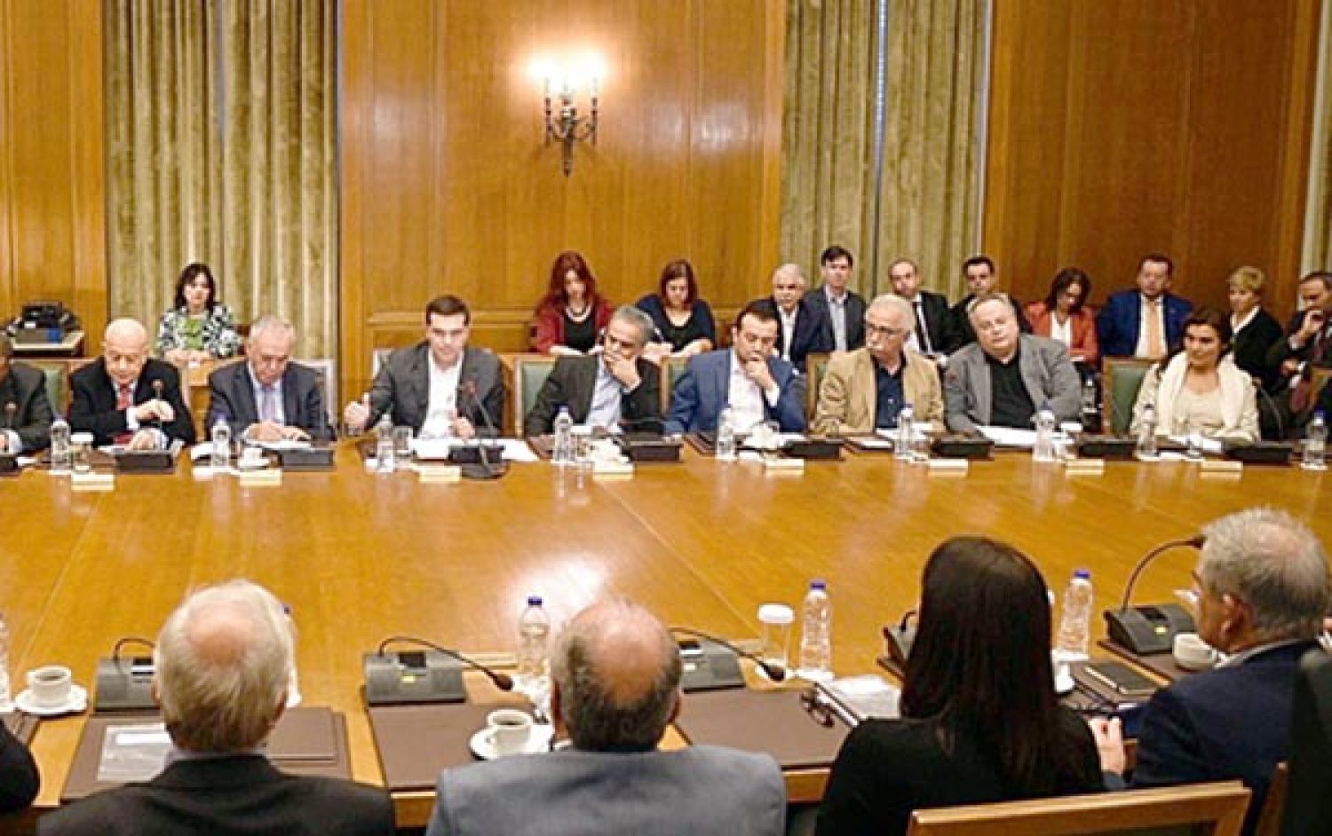 ΤΡΙΖΕΙ ΣΥΘΕΜΕΛΑ ΤΟ ΣΥΣΤΗΜΑ ΣΥΡΙΖΑ
