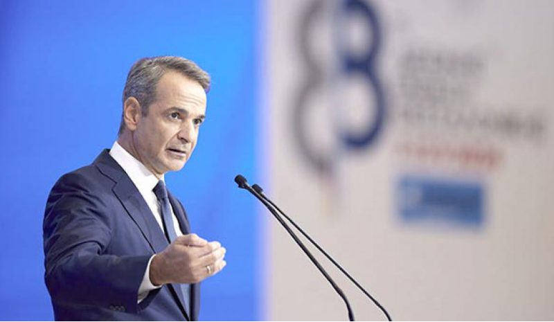 Τα… βλέμματα στραμμένα στη «βαλίτσα» παροχών της ΔΕΘ!