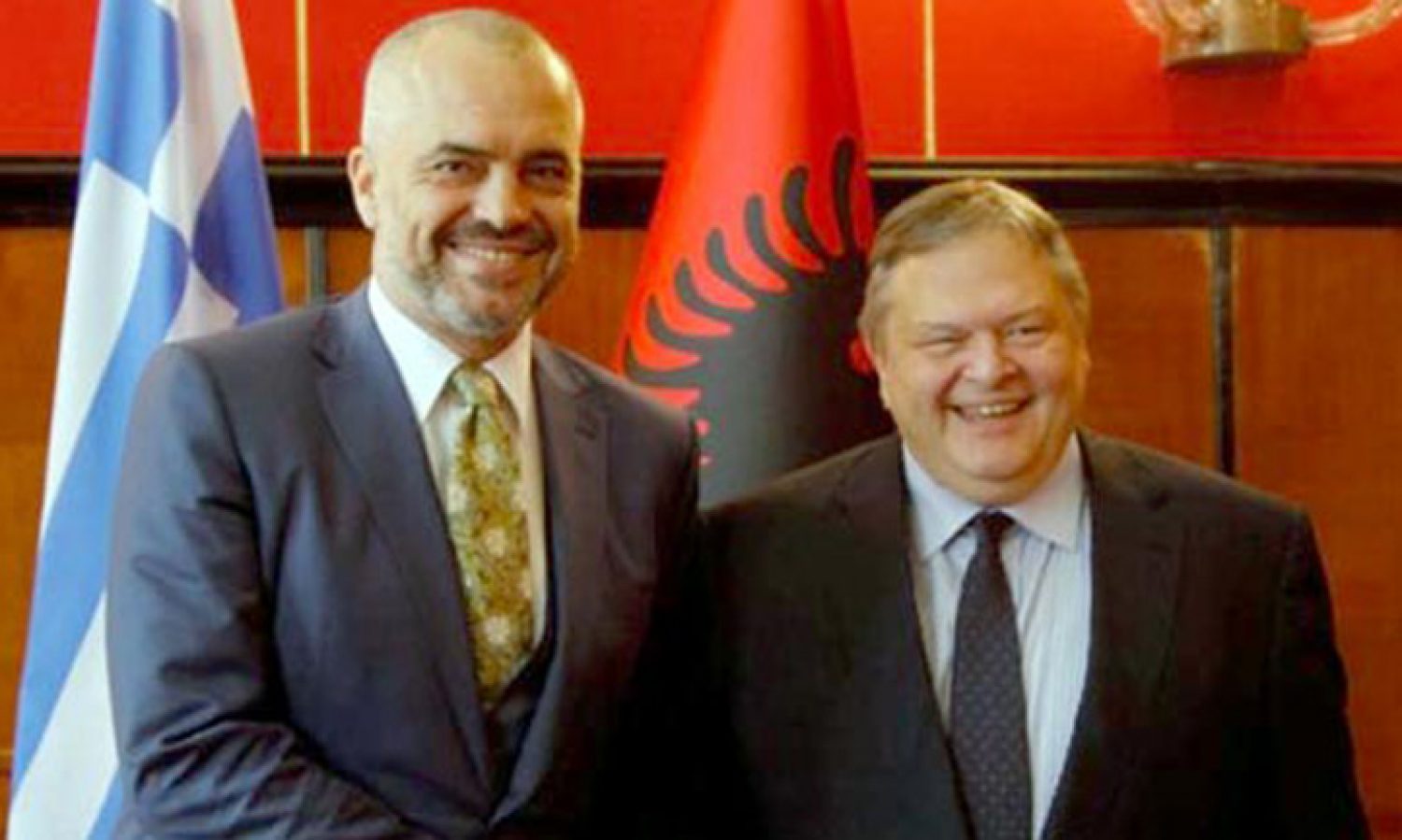 Η ΑΛΒΑΝΙΑ …ΣΒΗΝΕΙ ΤΗ ΜΕΙΟΝΟΤΗΤΑ!