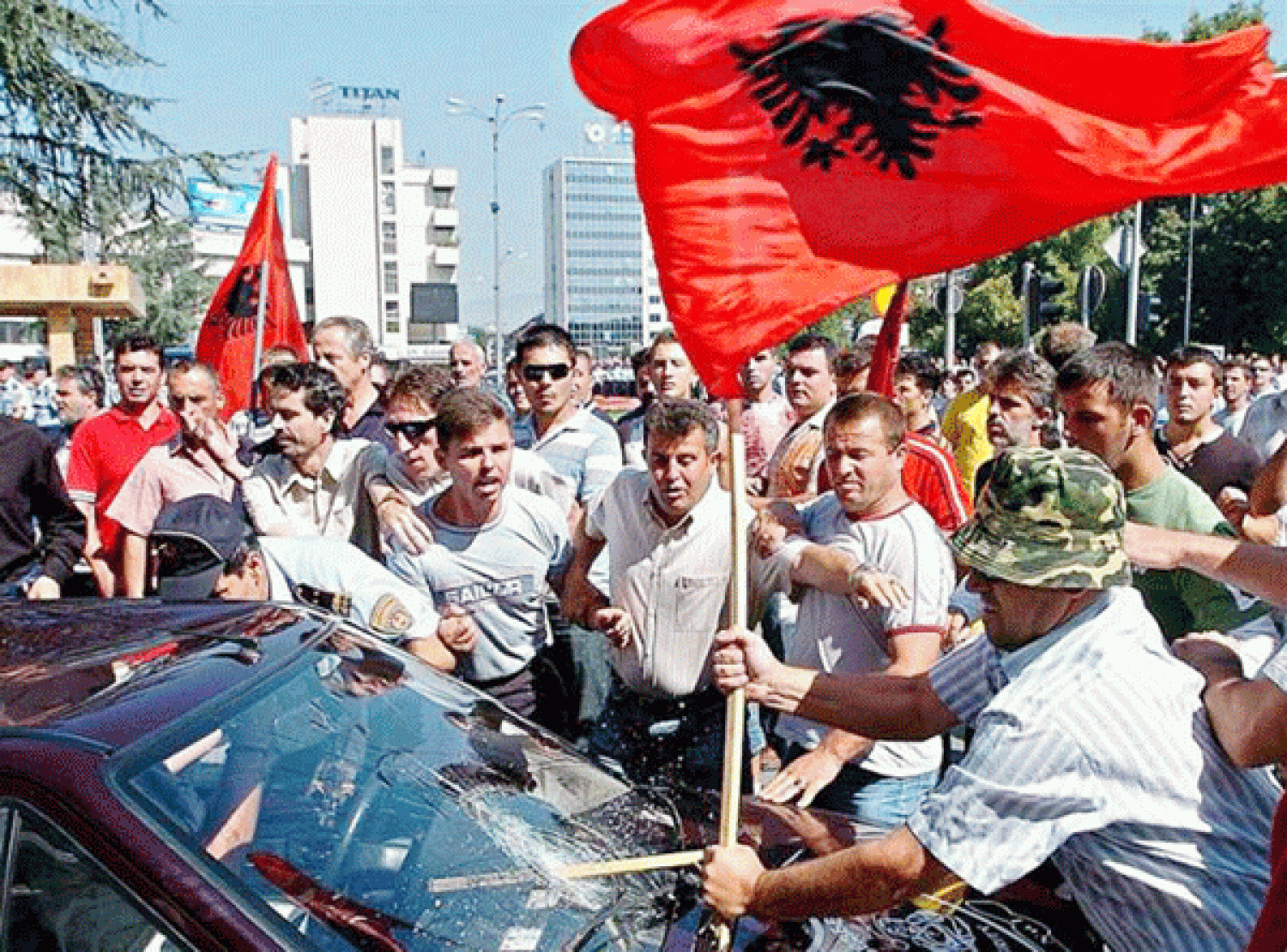 «ΛΑΔΙ ΣΤΗ ΦΩΤΙΑ» ΡΙΧΝΕΙ Η ΑΛΒΑΝΙΑ!