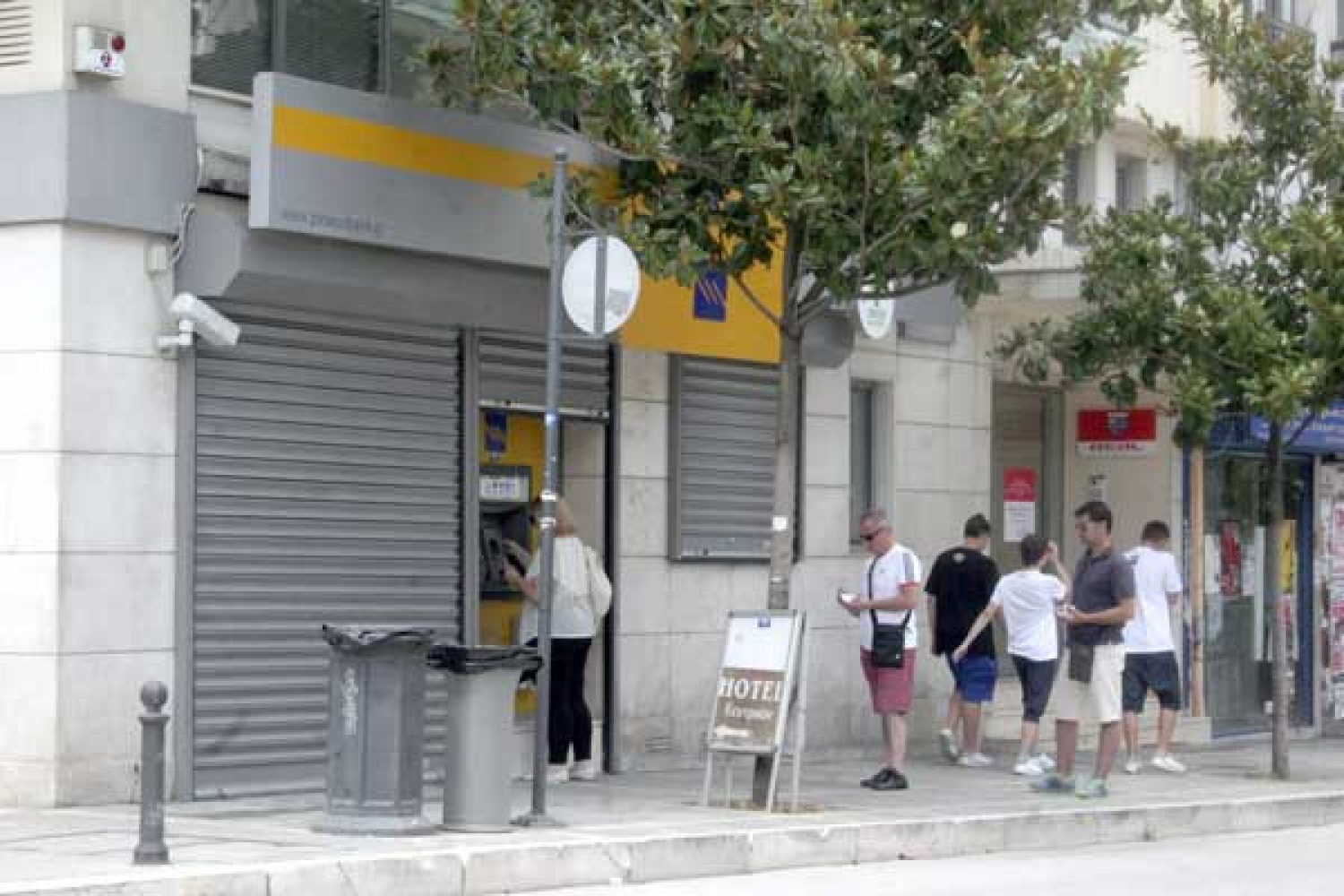 Οι κλειστές τράπεζες διαλύουν την οικονομία