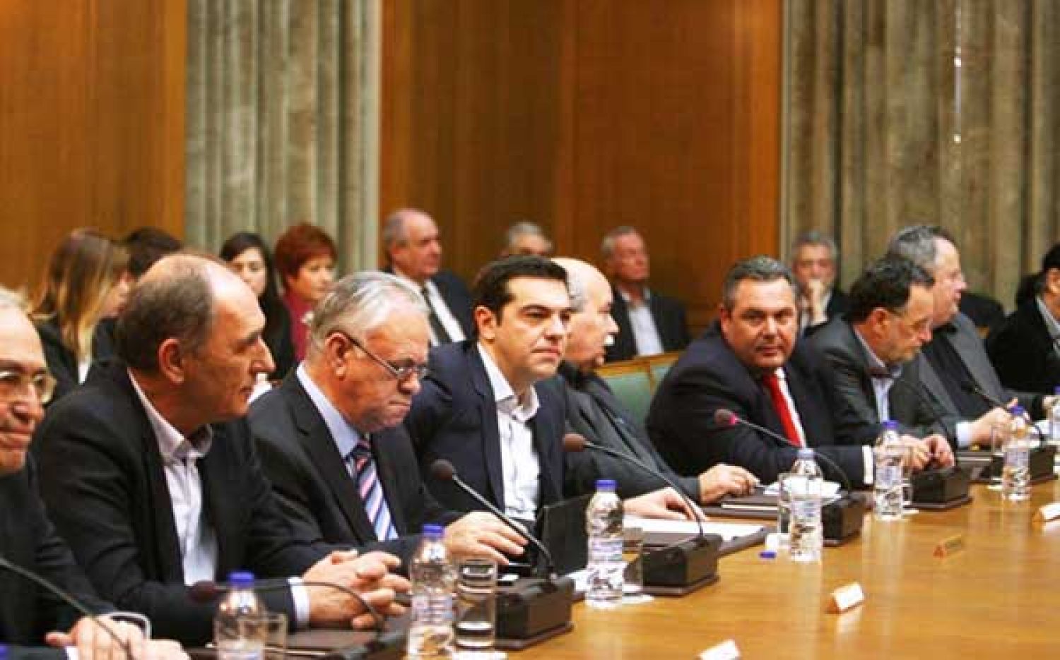 ΣΕ ΤΕΝΤΩΜΕΝΟ ΣΧΟΙΝΙ Η ΧΩΡΑ!