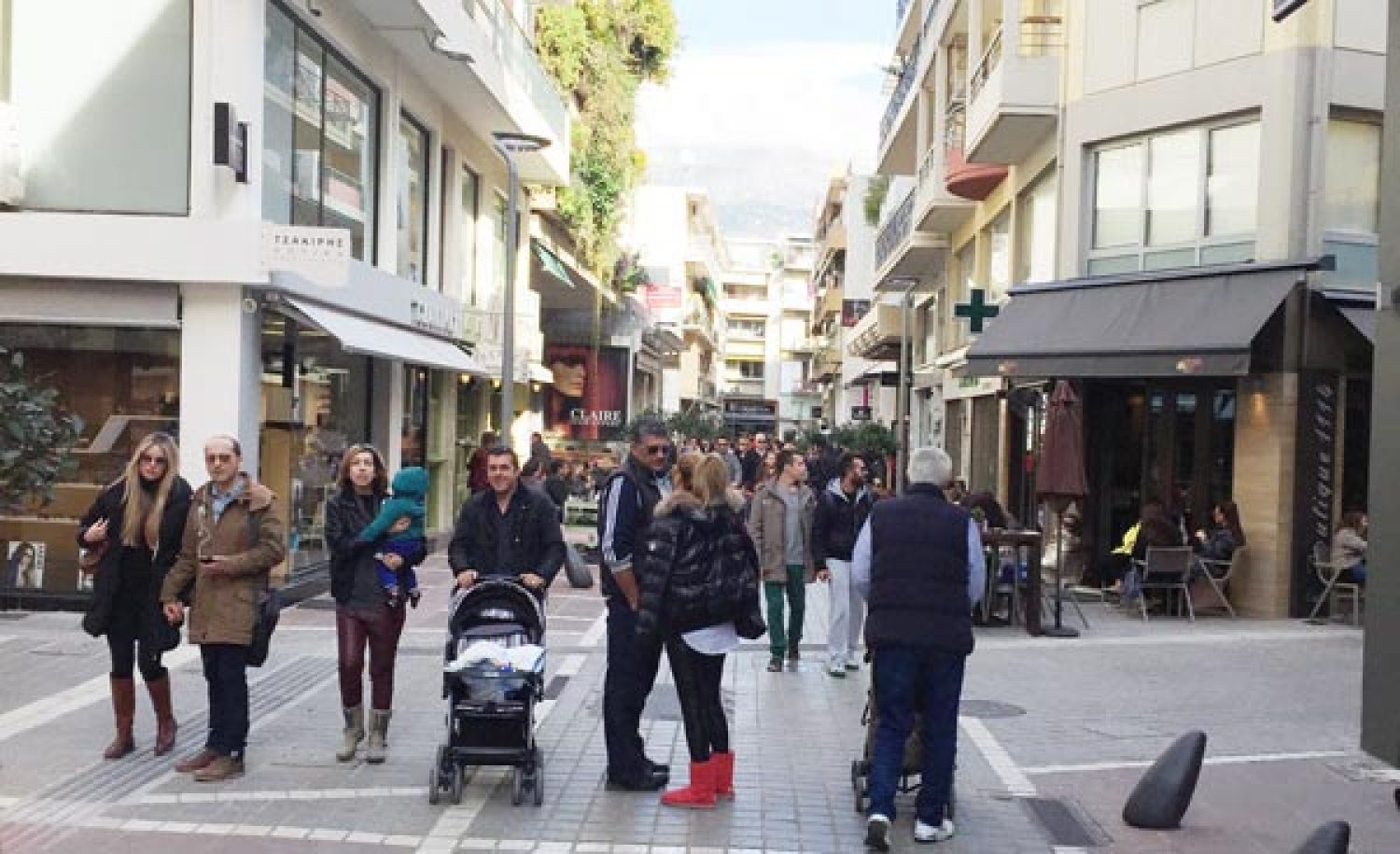 Με λίγα ψώνια και πολλούς... καφέδες το Κυριακάτικο άνοιγμα της αγοράς