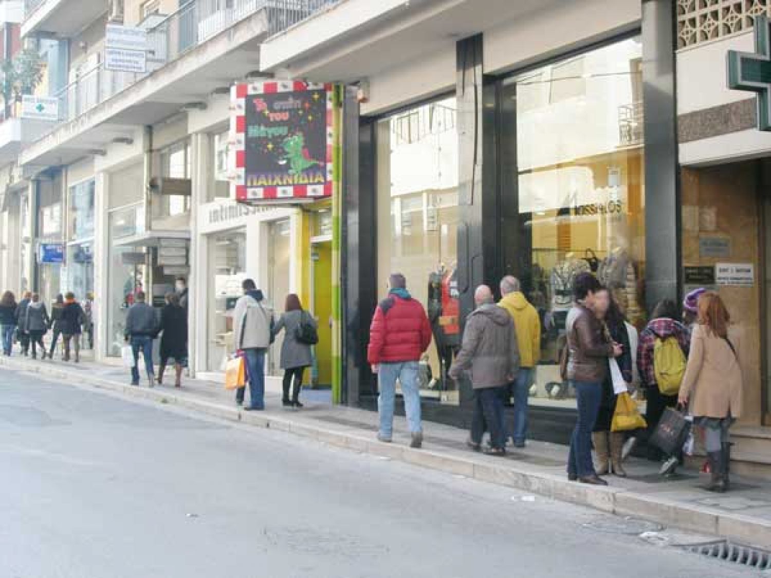 Την ώρα που η κρίση βαθαίνει, τα είδη πρώτης ανάγκης ακριβαίνουν!
