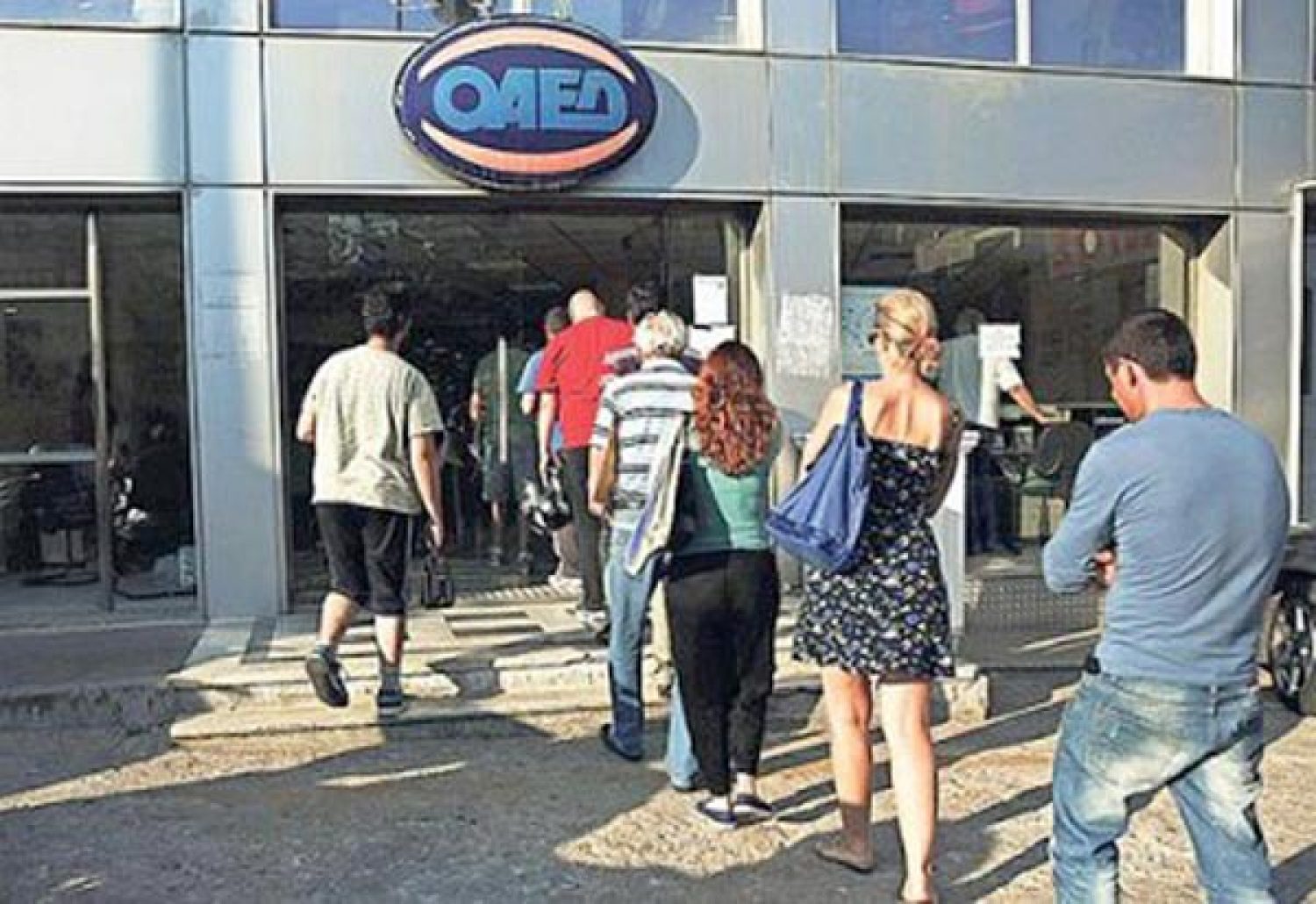 Απεγνωσμένα πολλοί νέοι ψάχνουν για ένα μεροκάματο