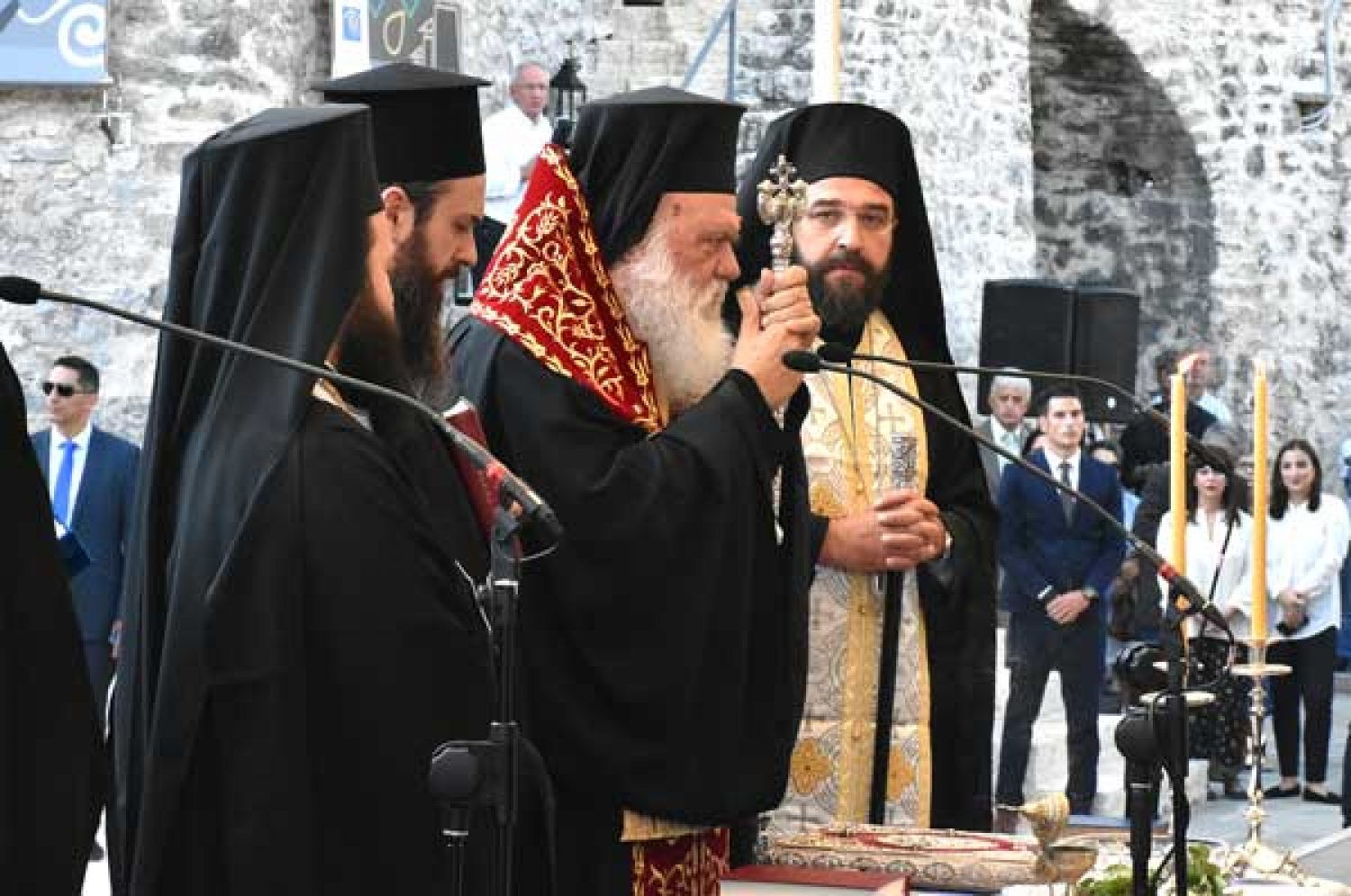 ΒΟΛΕΣ ΙΕΡΩΝΥΜΟΥ ΚΑΤΑ ΑΡΙΣΤΕΡΑΣ!