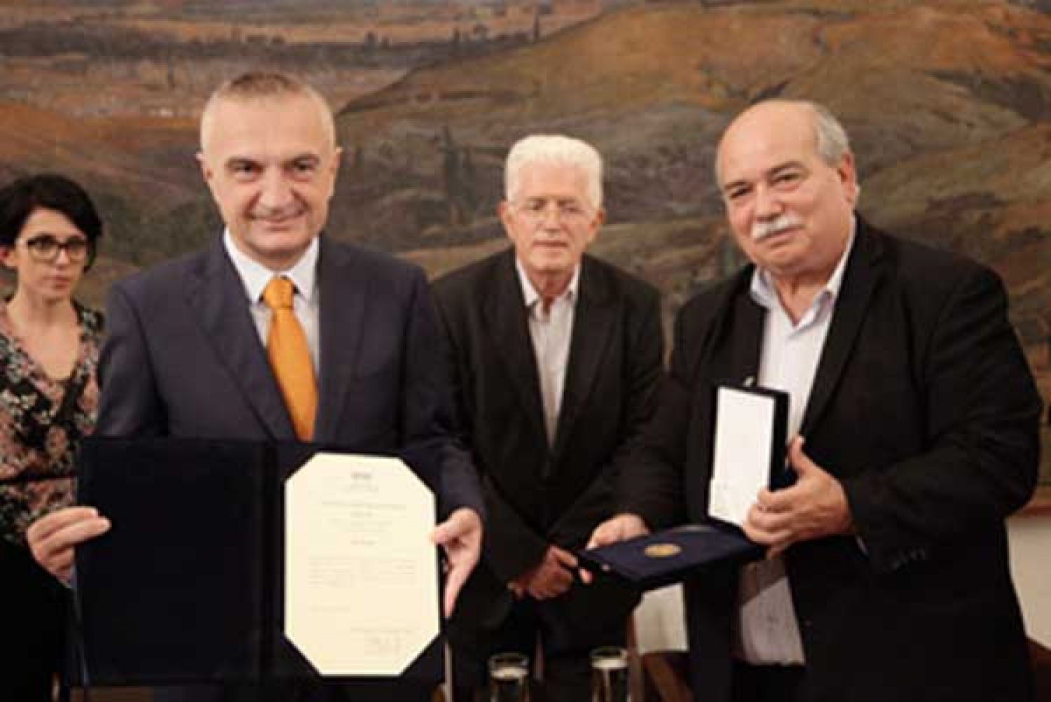 ΚΑΙ… ΧΡΥΣΑ ΒΡΑΒΕΙΑ ΣΕ ΑΛΒΑΝΟΥΣ!