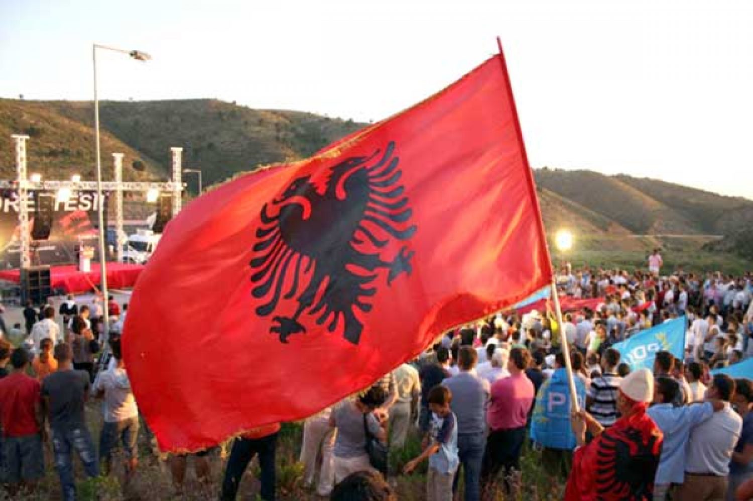 ΔΙΑΠΛΟΚΗ ΣΤΕΛΕΧΟΥΣ ΤΗΣ Ε.Ε. ΜΕ ΡΑΜΑ!