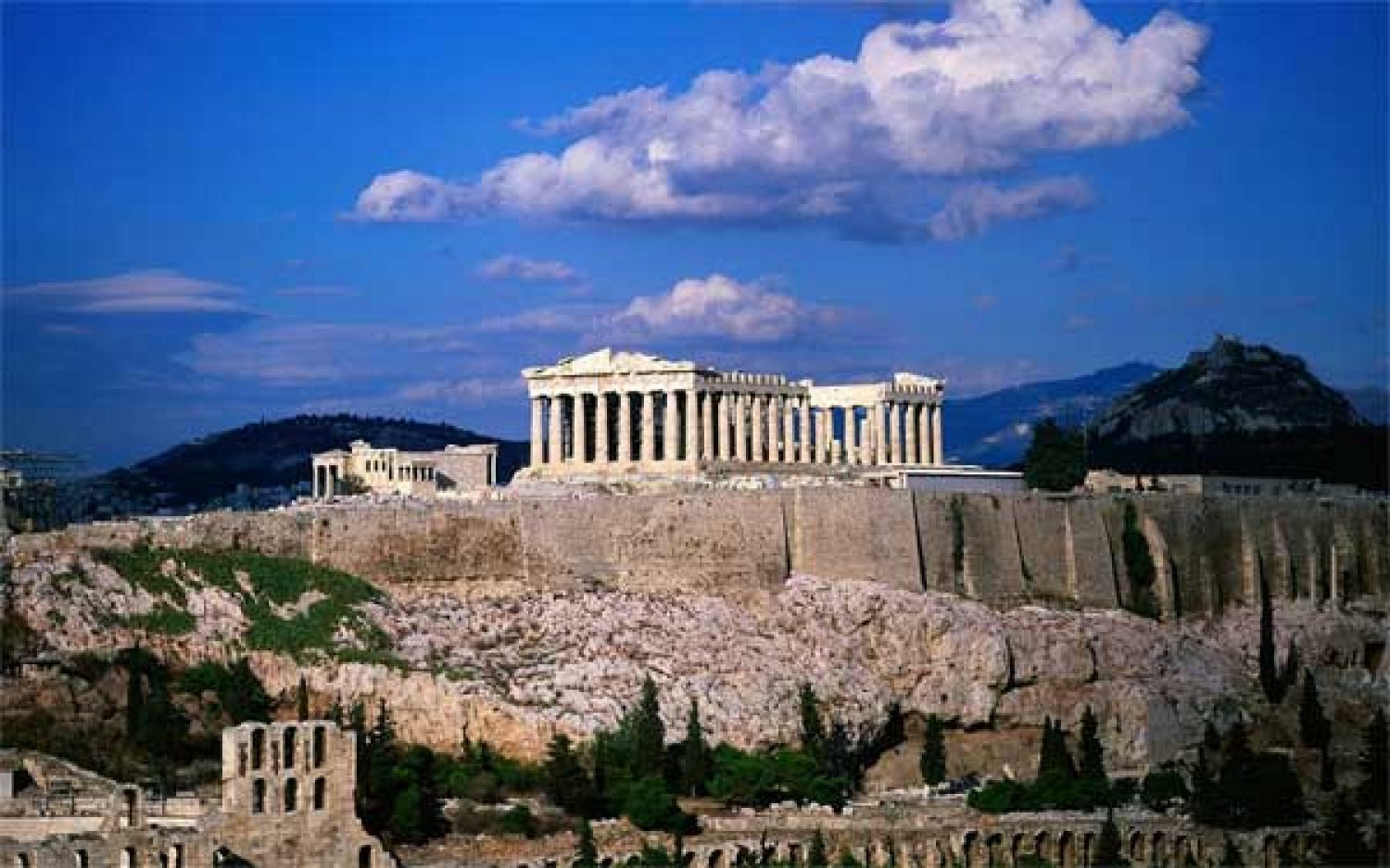 ΣΤΟ ΜΑΤΙ ΤΩΝ ΑΛΒΑΝΩΝ ΚΑΙ Η ΑΚΡΟΠΟΛΗ!