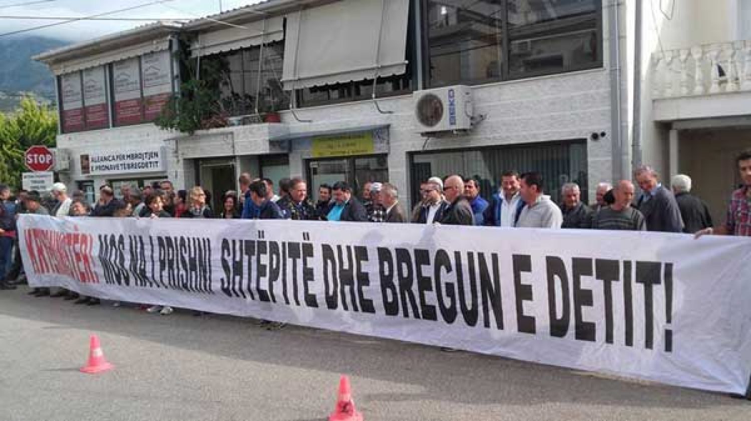 Θα πρέπει επιτέλους στην πράξη να αποδείξει ότι λειτουργεί ως Κράτος-Δικαίου και ότι σέβεται όλα τα δικαιώματα των Βορειοηπειρωτών