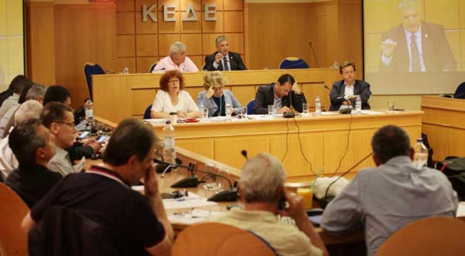 ΑΠΟΔΥΝΑΜΩΝΟΥΝ ΤΟΥΣ ΔΗΜΟΥΣ!
