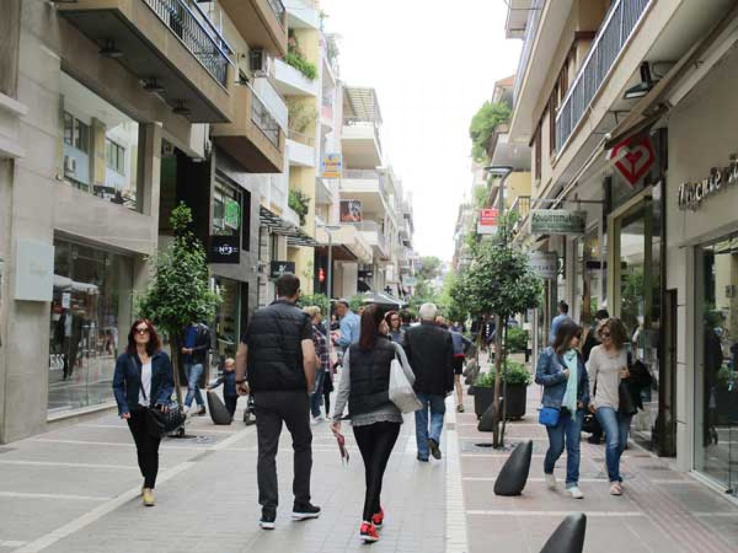 Kαι ανοιχτά καταστήματα... και πολύς κόσμος στην αγορά!