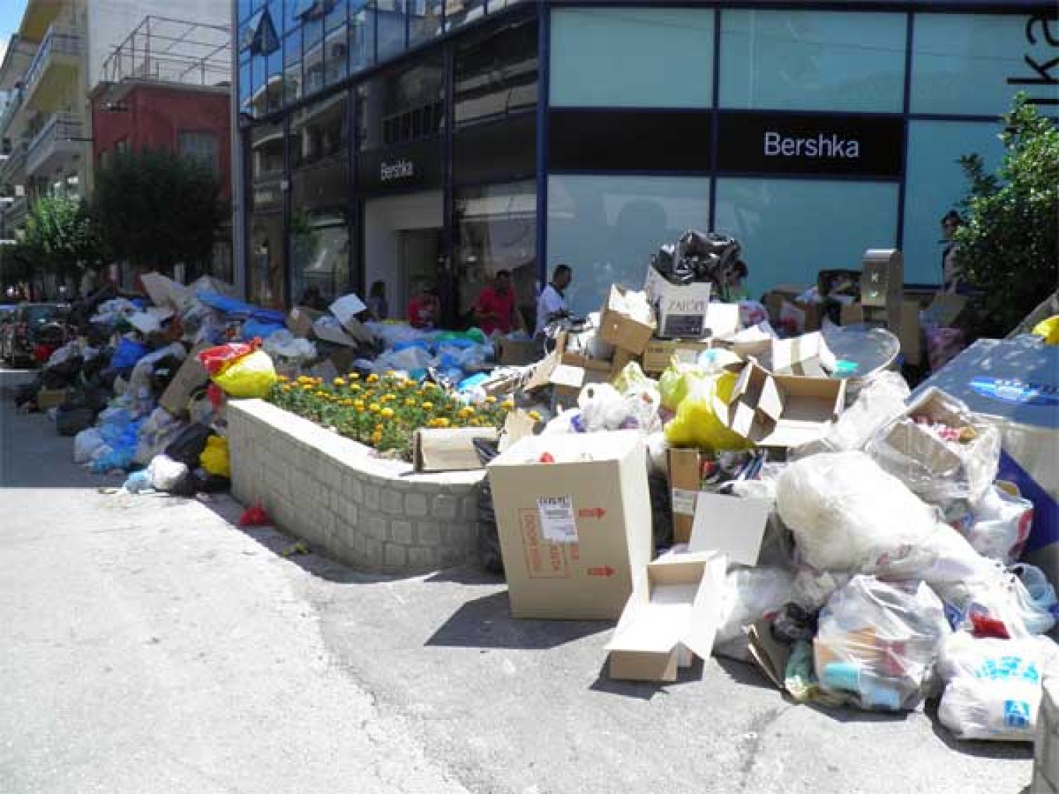 Τα σκουπίδια πνίγουν τα Γιάννενα και ο Δήμος ακόμα στο «περίμενε»!