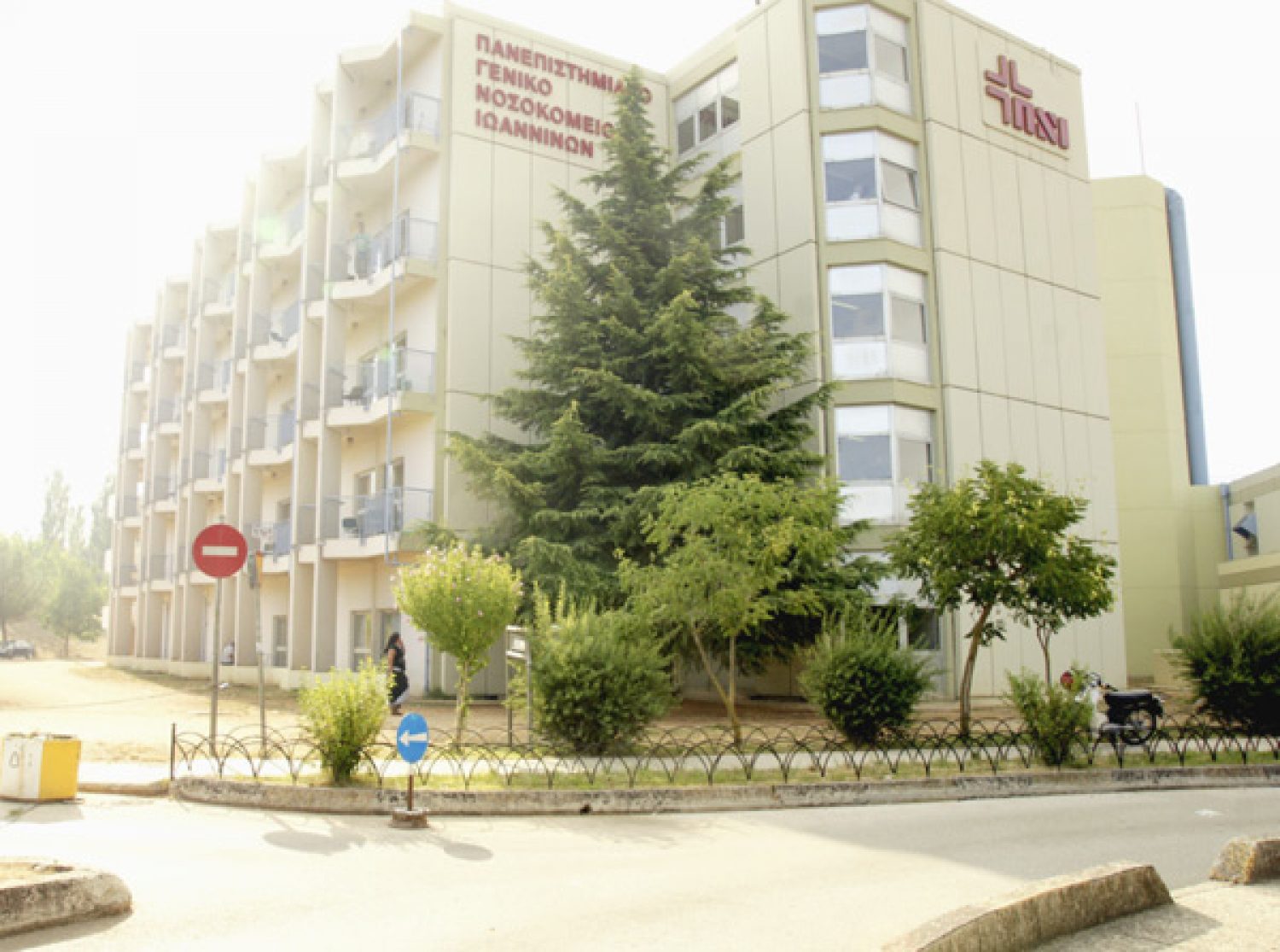 Διώχνουν τους ιδιώτες για να προσλάβουν «ημετέρους»;