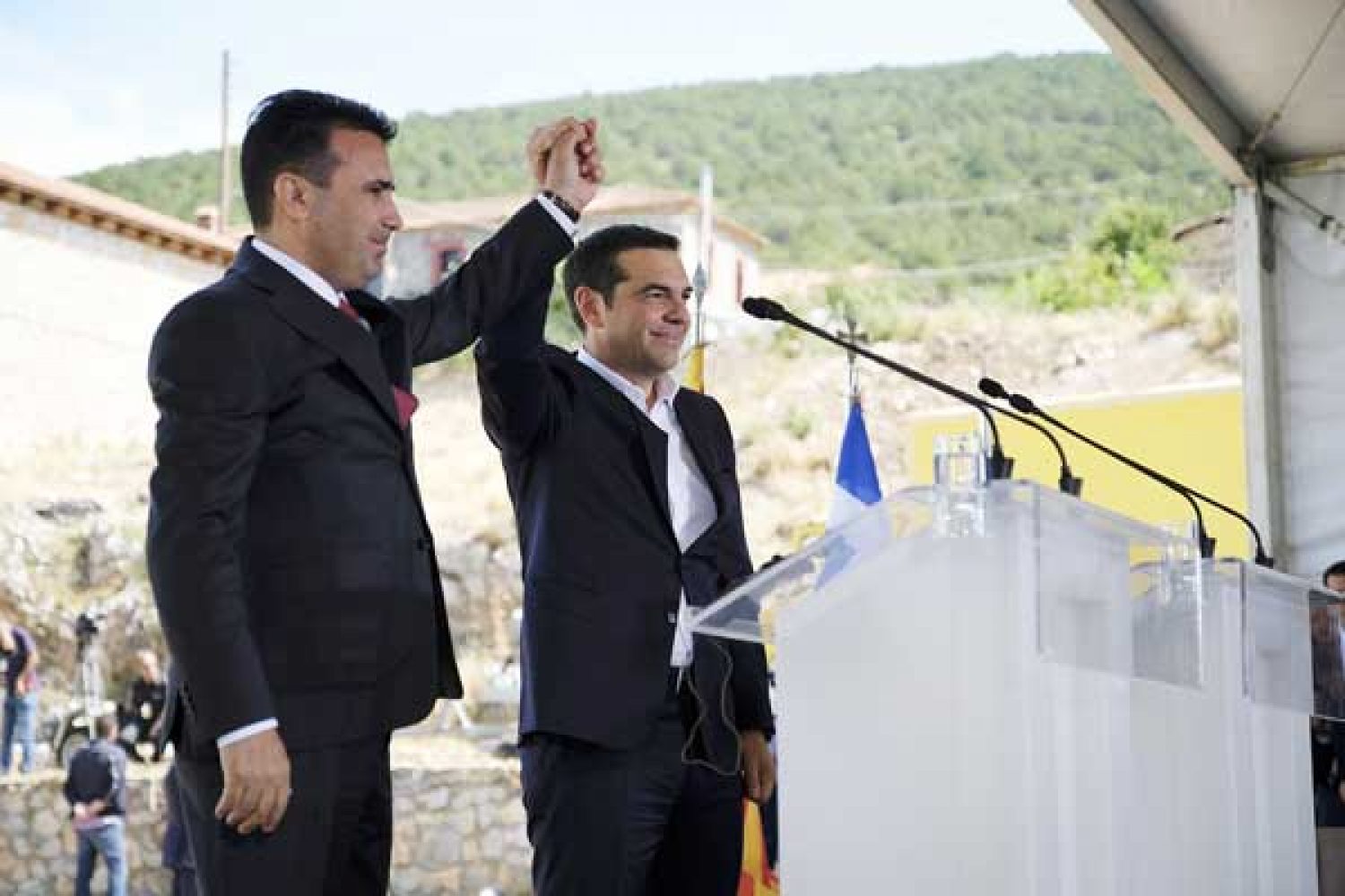 Η Κυβέρνηση βάφτισε τους Σλάβους «Μακεδόνες» με… δώρο μια γραβάτα!
