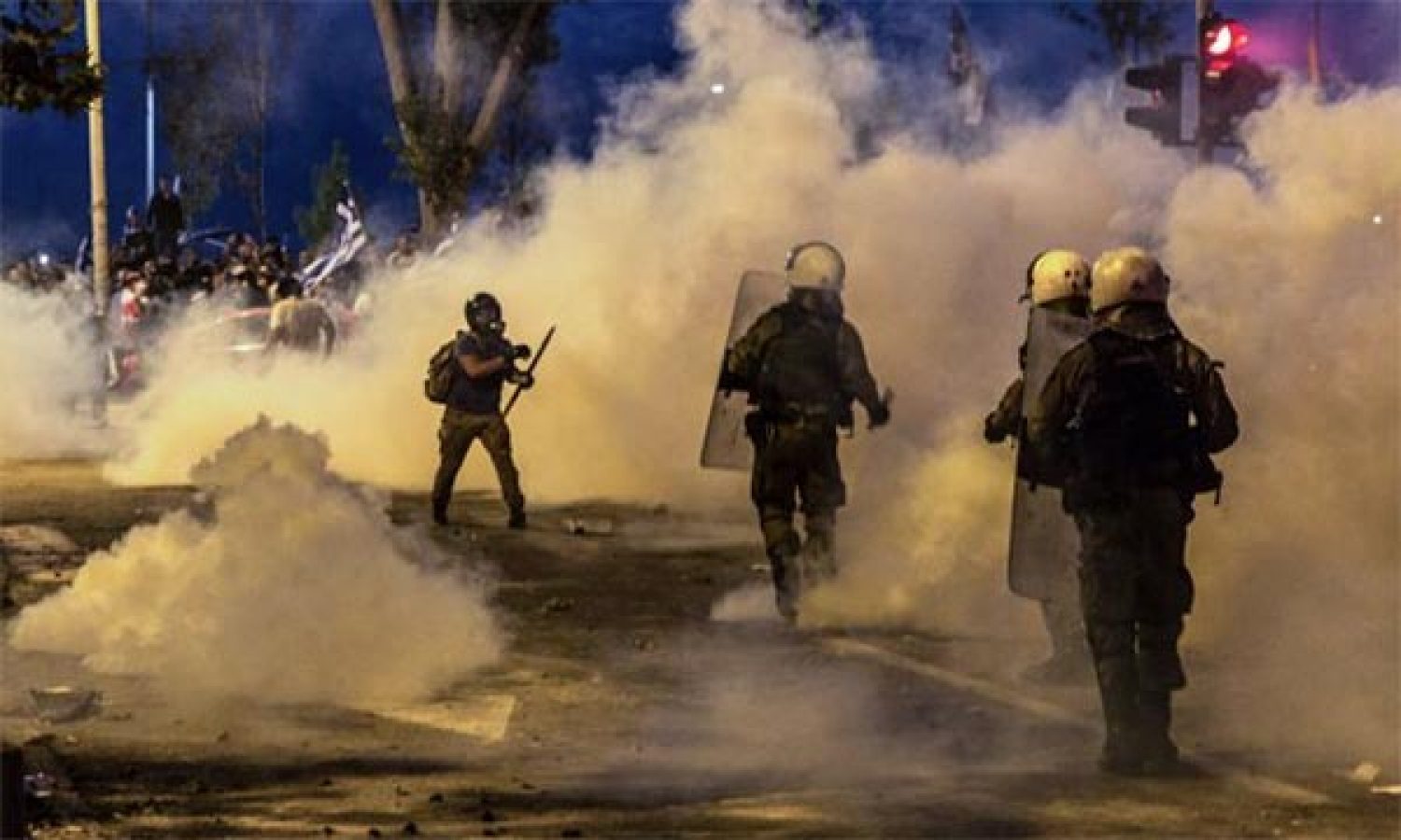 Τα χημικά κατά των διαδηλωτών «έπνιξαν» και την παροχολογία Τσίπρα!