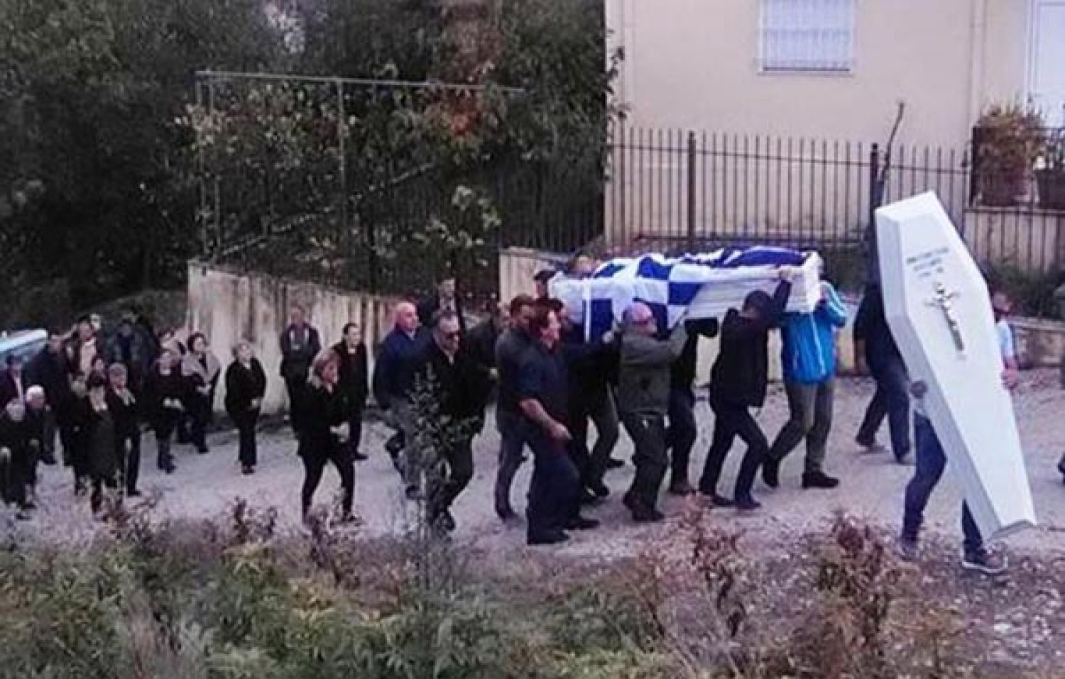 Με μοιρολόγια και τιμές ήρωα σήμερα το τελευταίο «αντίο» στο Κων/νο Κατσίφα