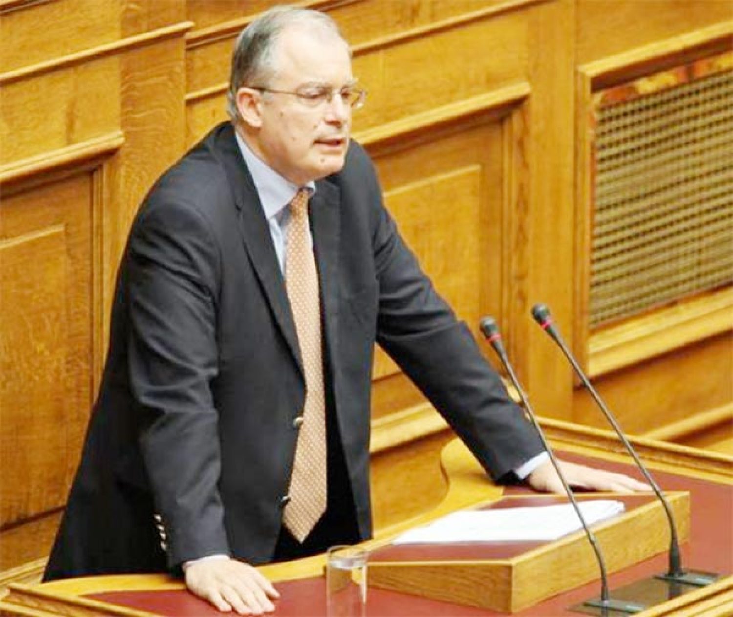 «Σφυροκόπημα» Κ. Τασούλα σε Π. Καμμένο και αποχώρηση της Ν.Δ. από τη Βουλή!
