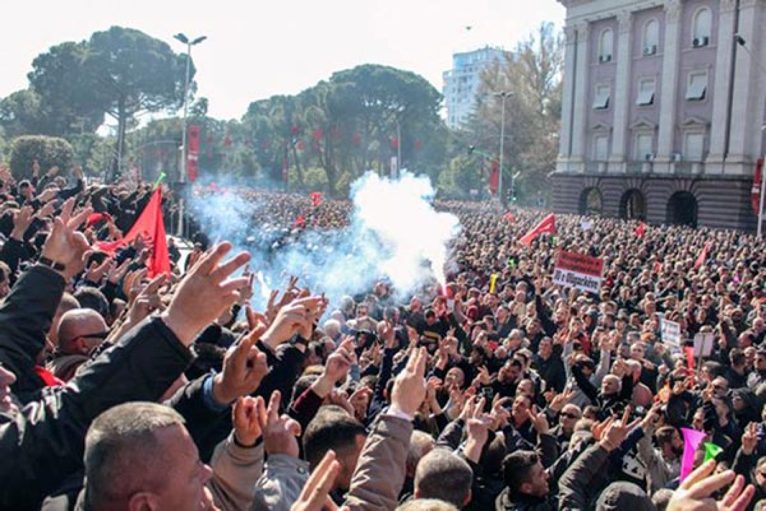 Η Αλβανία απέλυσε διπλωμάτες της για να πείσει ότι… μάχεται τη διαφθορά!