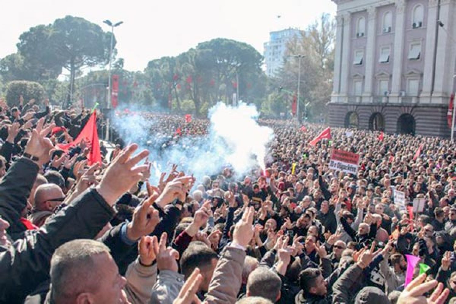 ΣΤΑ ΠΡΟΘΥΡΑ ΧΡΕΟΚΟΠΙΑΣ Η ΑΛΒΑΝΙΑ!
