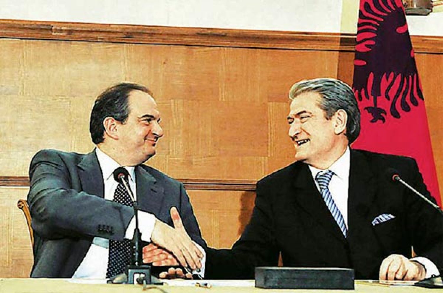 Η ΑΛΒΑΝΙΑ ΑΘΕΤΕΙ ΣΥΜΦΩΝΙΕΣ!