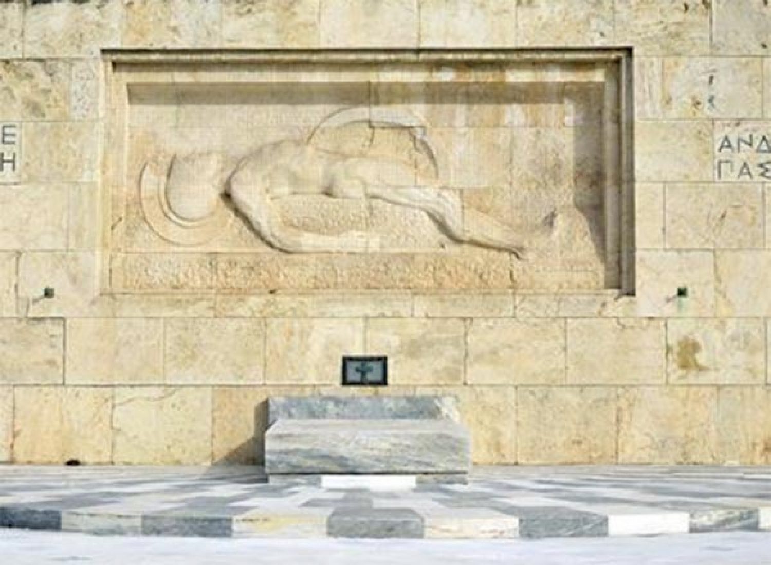 Κατασκευή ράμπας ΑμεΑ στο Μνημείο Άγνωστου Στρατιώτη