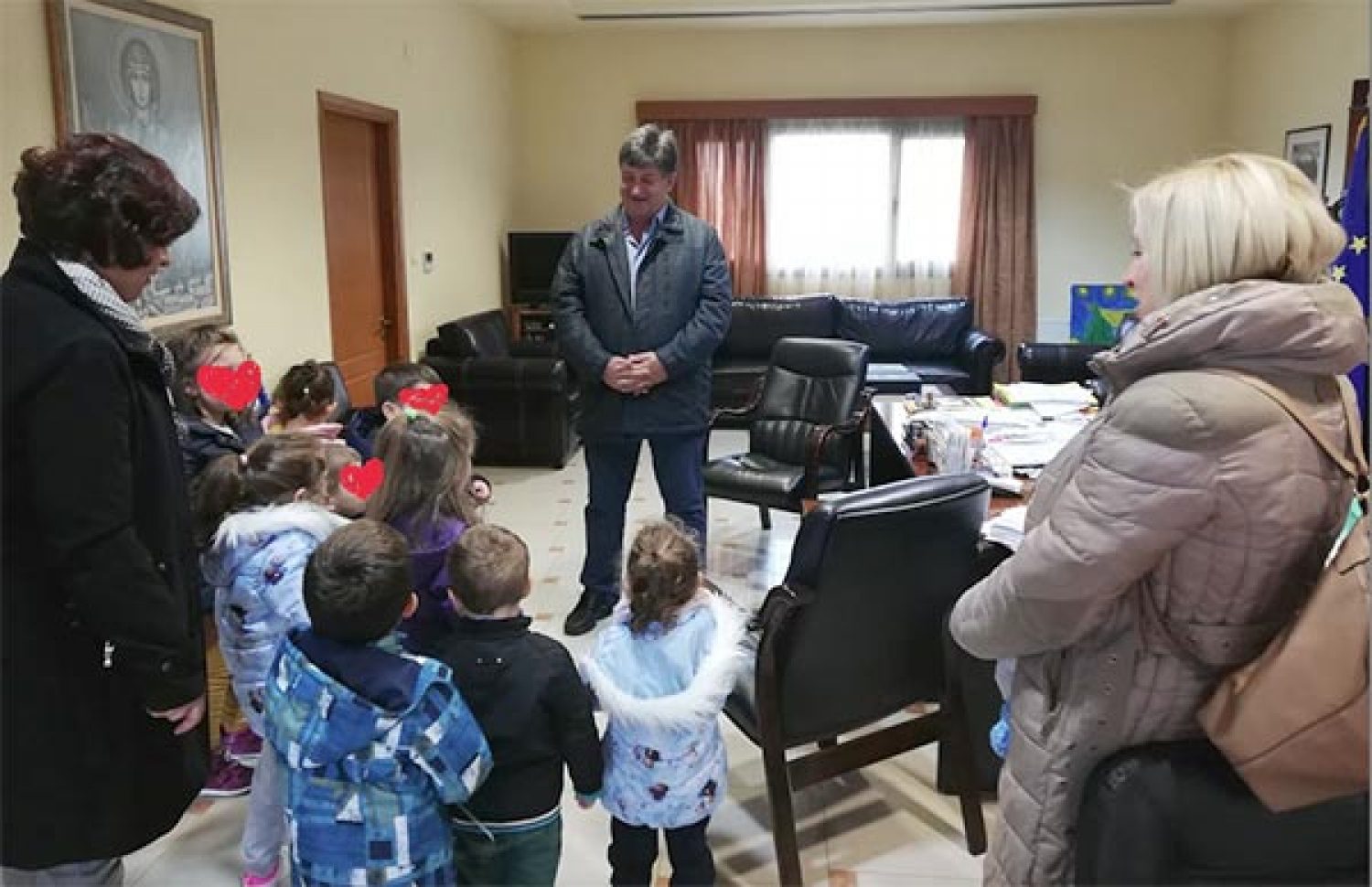Μαθητές έψαλαν τα κάλαντα στον Δήμαρχο Πωγωνίου