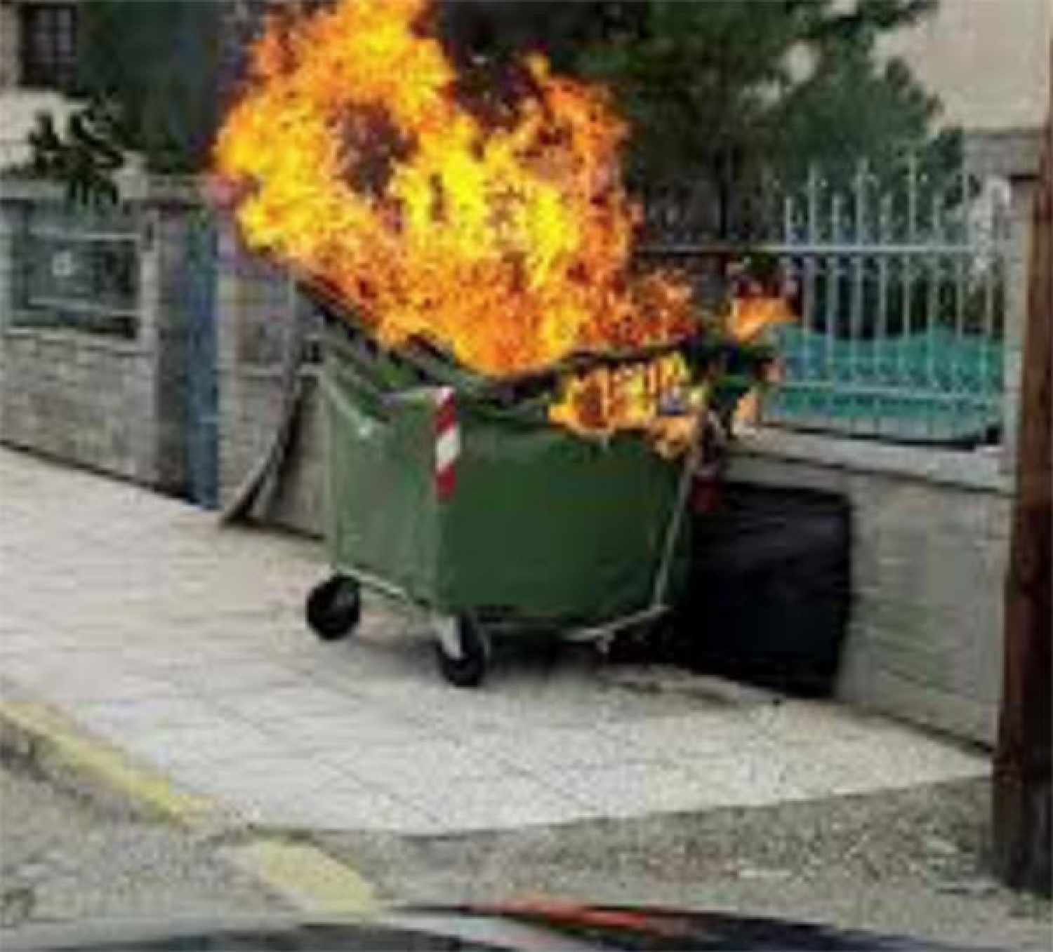 Πήραν φωτιά και οι κάδοι απορριμμάτων!