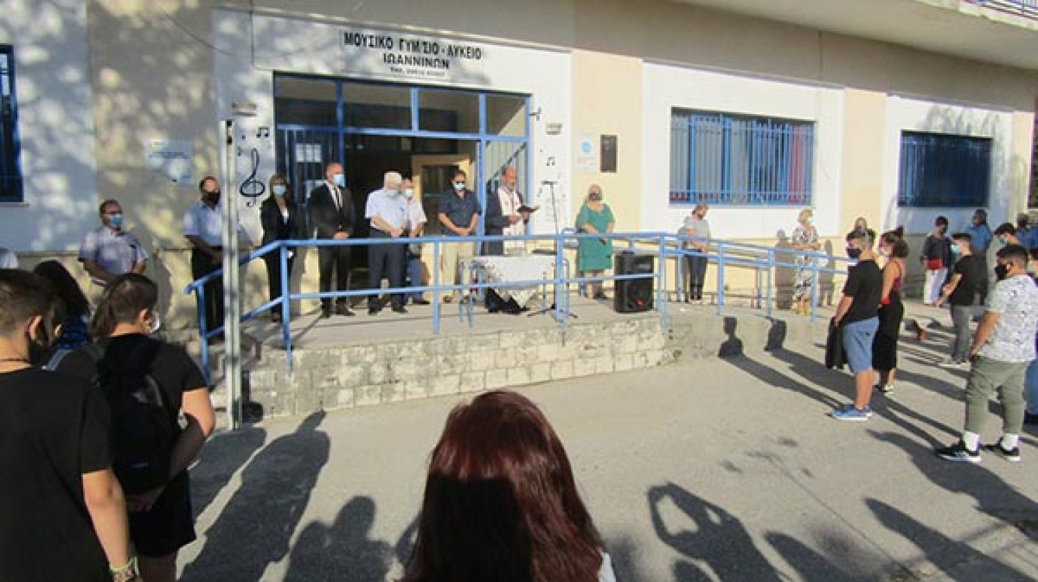 Μάσκες, αντισηπτικά και ευχές στο ξεκίνημα μιας «περίεργης» χρονιάς!