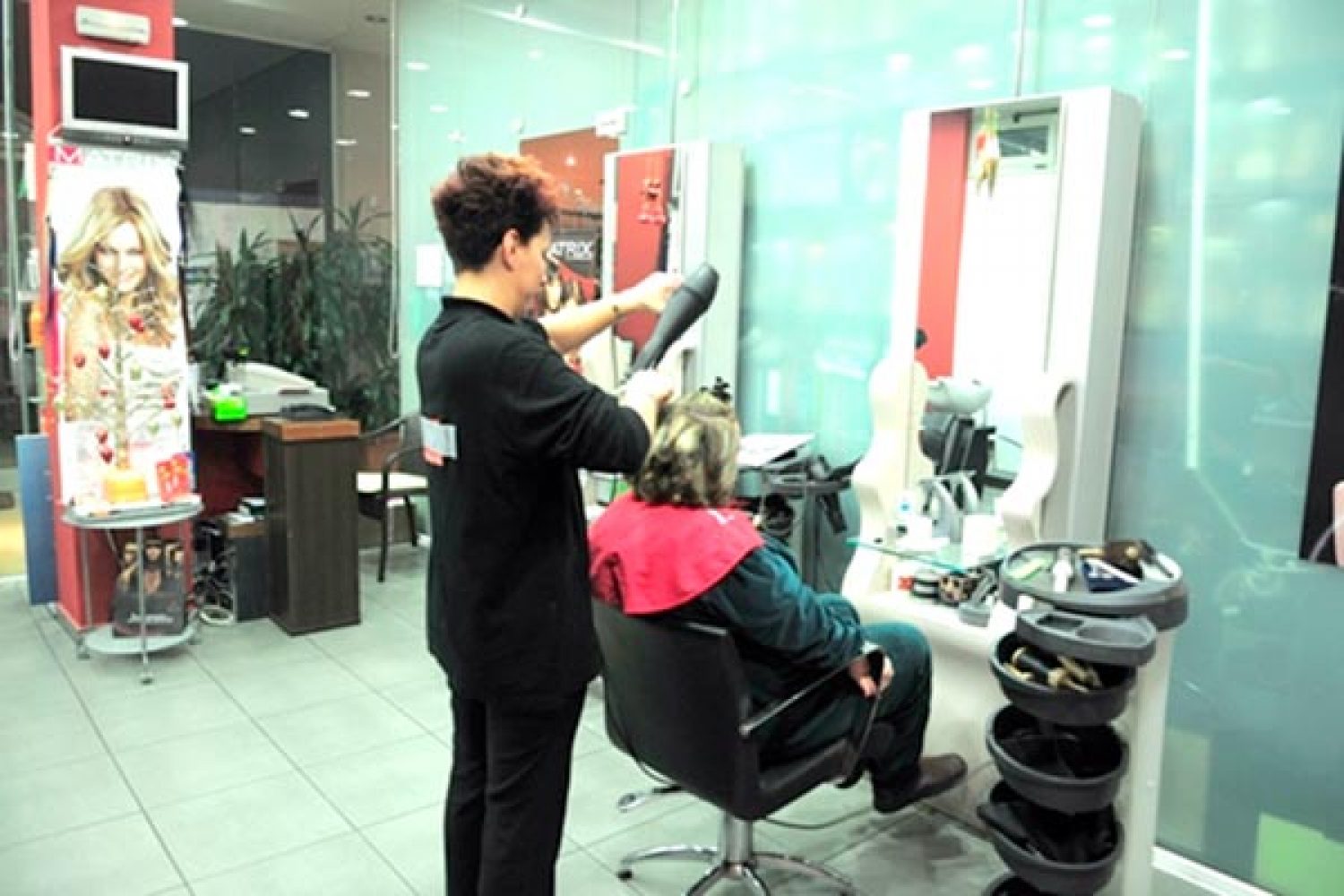 Με…μέτρο το άνοιγμα λιανεμπορίου, κομμωτηρίων και εκκλησιών
