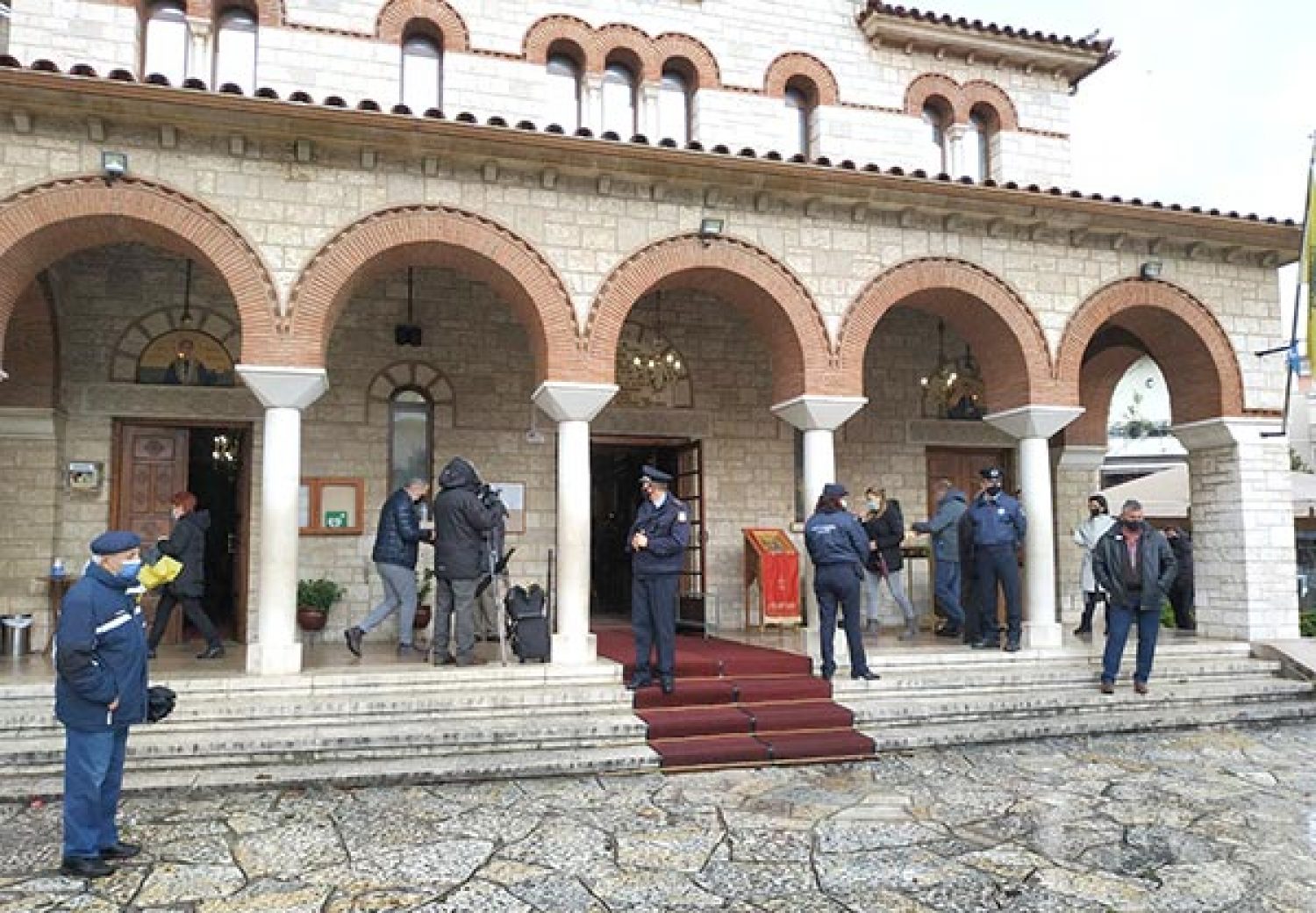 Εκκλησιασμός σε... βάρδιες και αγιασμοί μέσα στις εκκλησίες!
