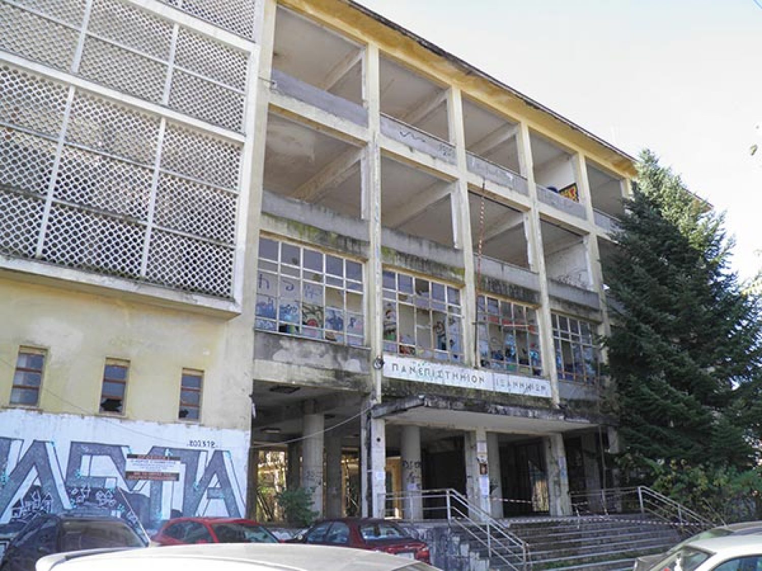 Θα... κάνει πίσω η Περιφέρεια για το κτίριο της οδού Δομπόλη;