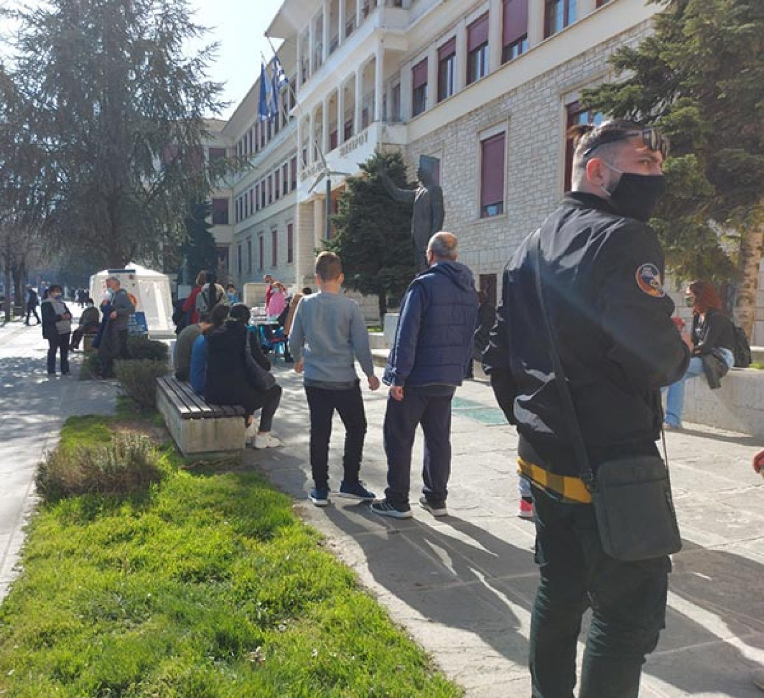 Σταδιακή αλλά αργή η αποκλιμάκωση των νέων κρουσμάτων κορωνοϊού