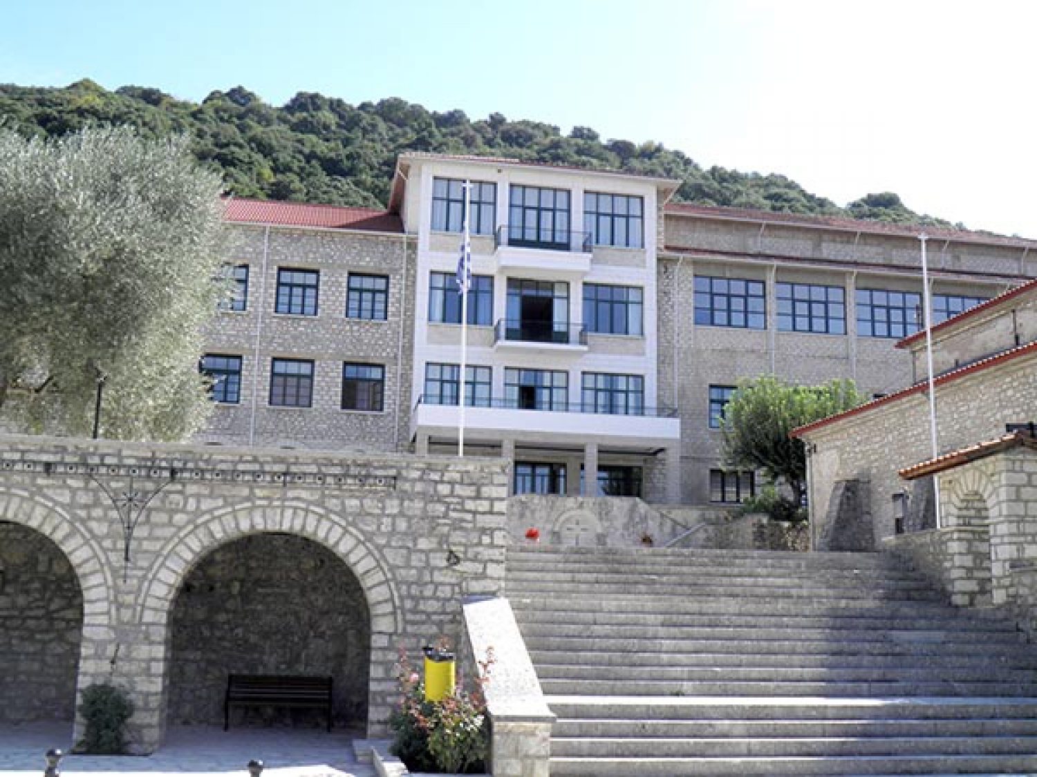 ΣΤΗ ΒΕΛΛΑ ΟΡΙΣΤΙΚΑ Η ΣΧΟΛΗ ΚΛΗΡΙΚΩΝ!