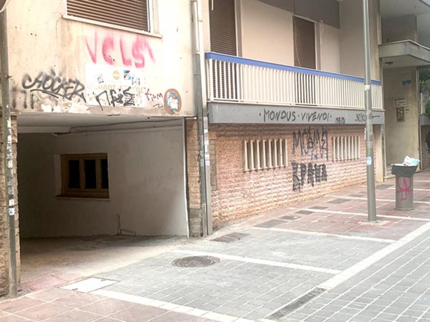 Σκουπίδια και βανδαλισμοί κτιρίων έγιναν… έμβλημα των Ιωαννίνων!