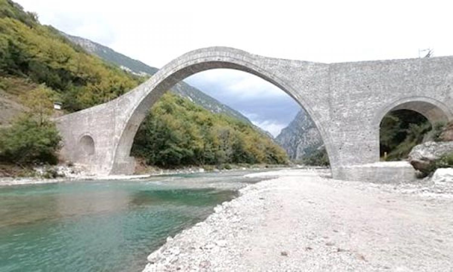 Η Λίνα Μενδώνη έρχεται στο γεφύρι της Πλάκας