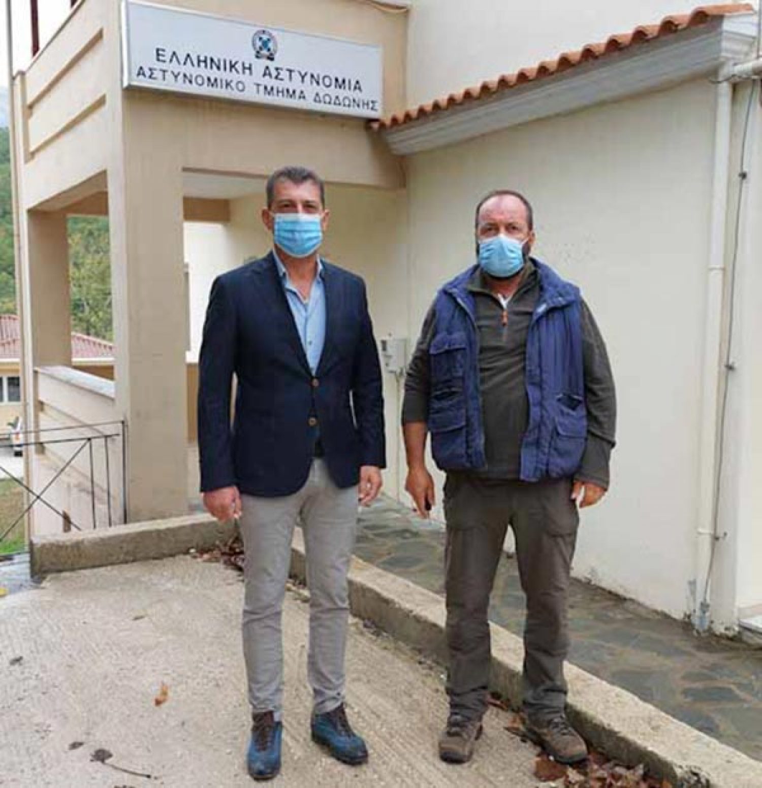 Απορριμματοφόρο άδειαζε χθες απόβλητα  δίπλα στην Εγνατία (κοντά στην Τύρια)