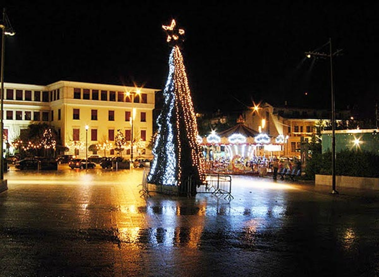 Σήμερα φωταγωγείται το χριστουγεννιάτικο δέντρο στην κεντρική πλατεία των Ιωαννίνων