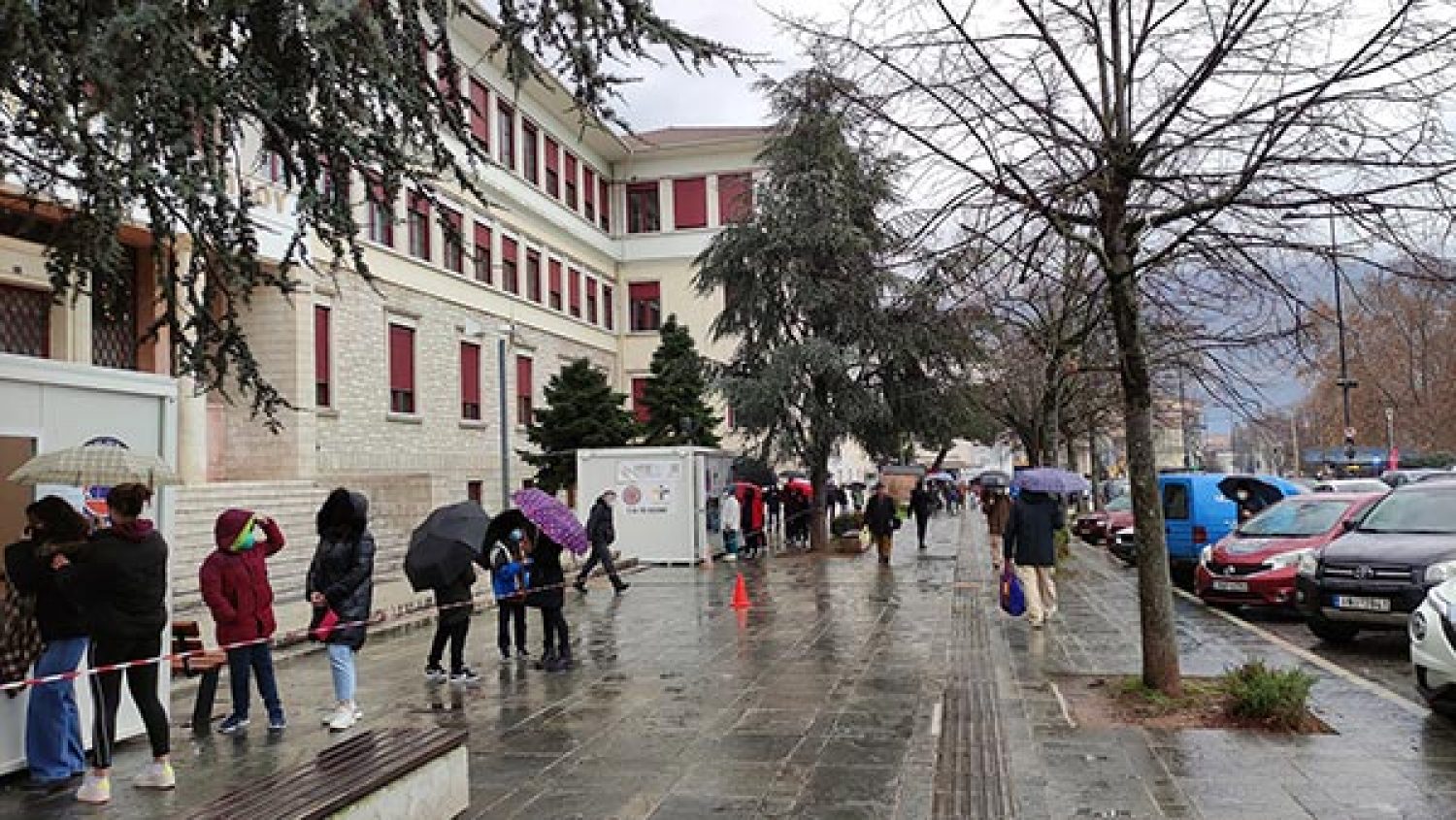 ΛΥΓΙΖΟΥΝ ΤΑ ΝΟΣΟΚΟΜΕΙΑ ΜΑΣ!
