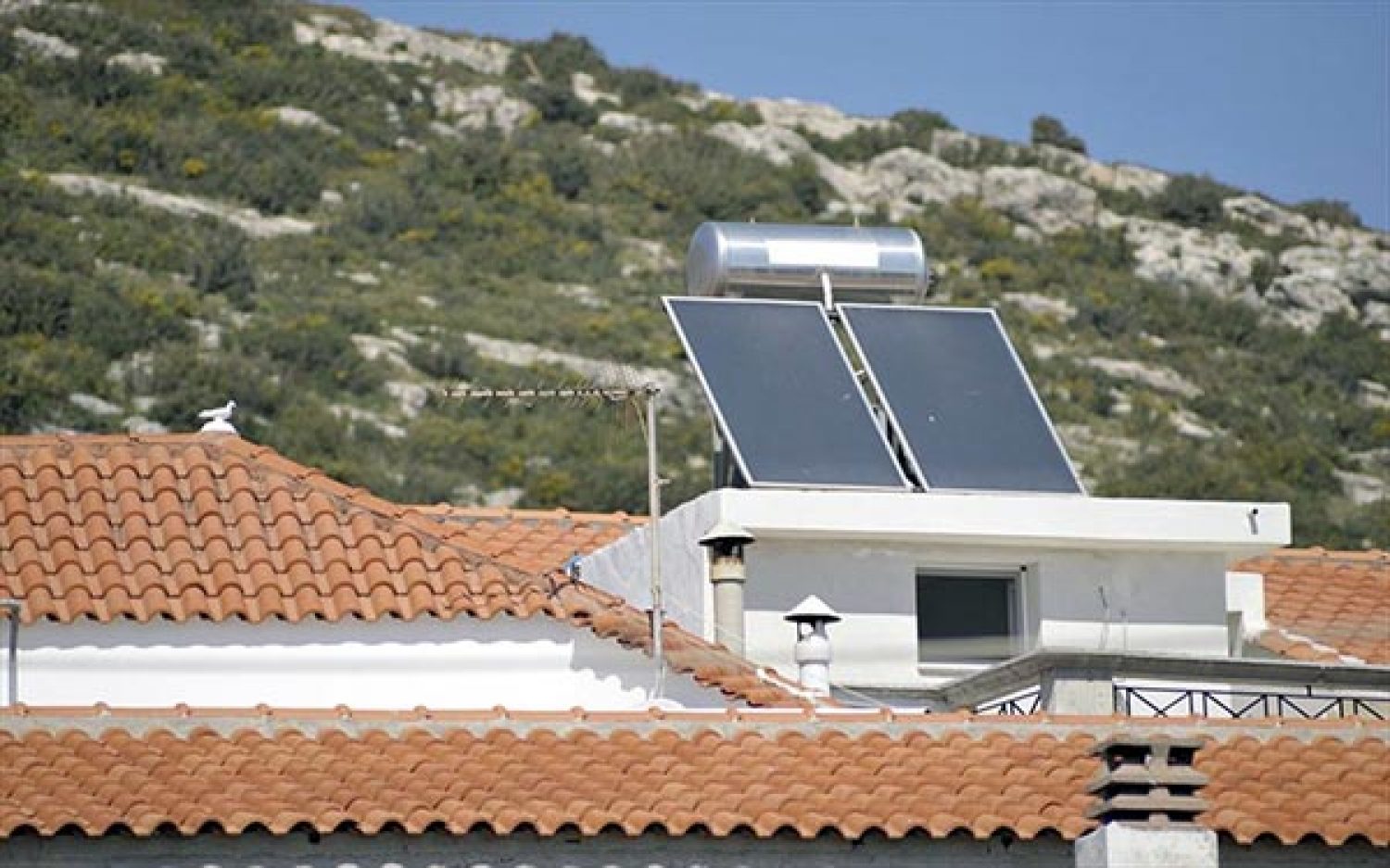 Ο ηλιακός θερμοσίφωνας συμφέρει περισσότερο απ’ τα φωτοβολταϊκά!