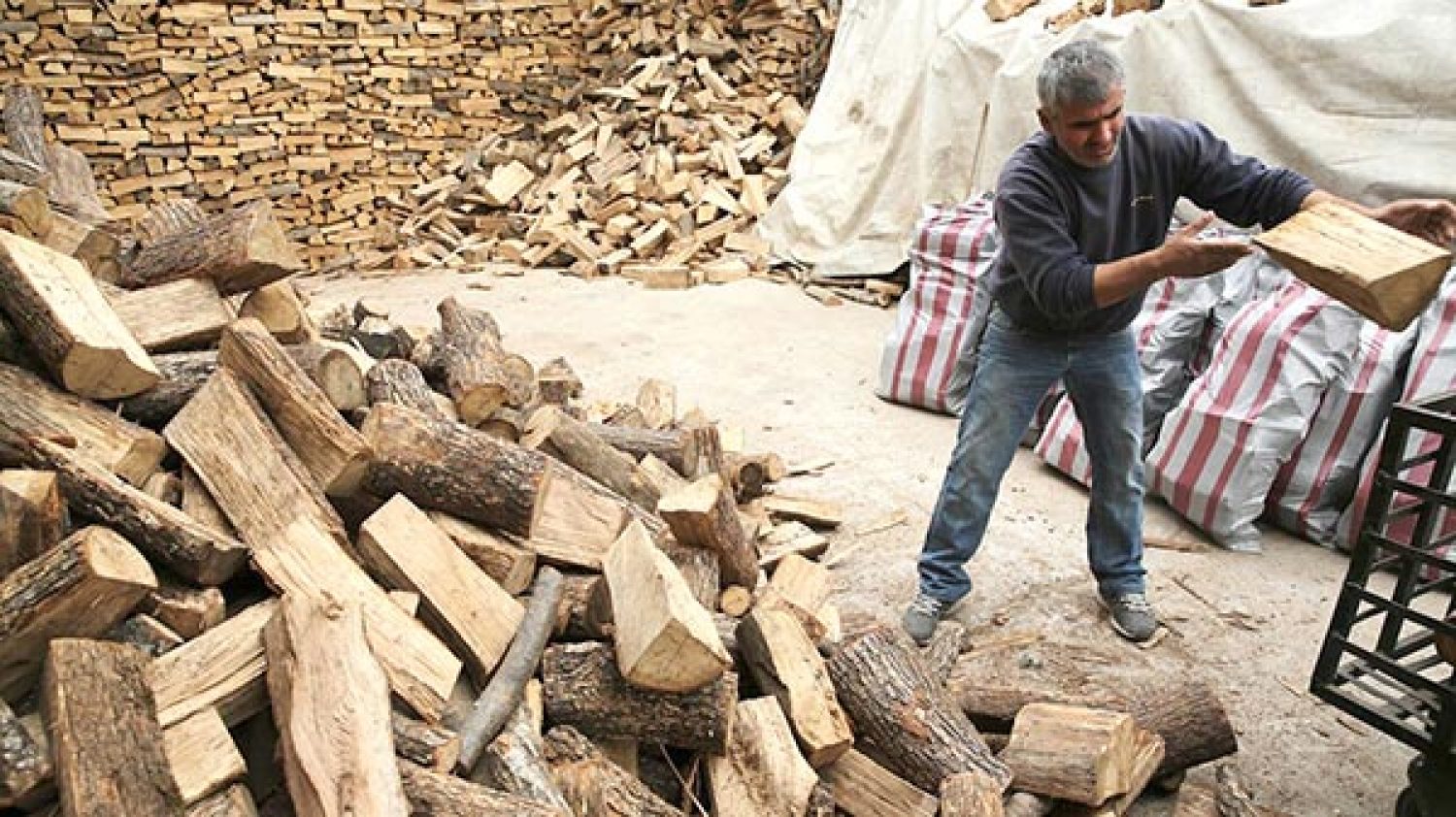 Είδος… πολυτελείας τα καυσόξυλα με τιμή που τραβάει την ανηφόρα!