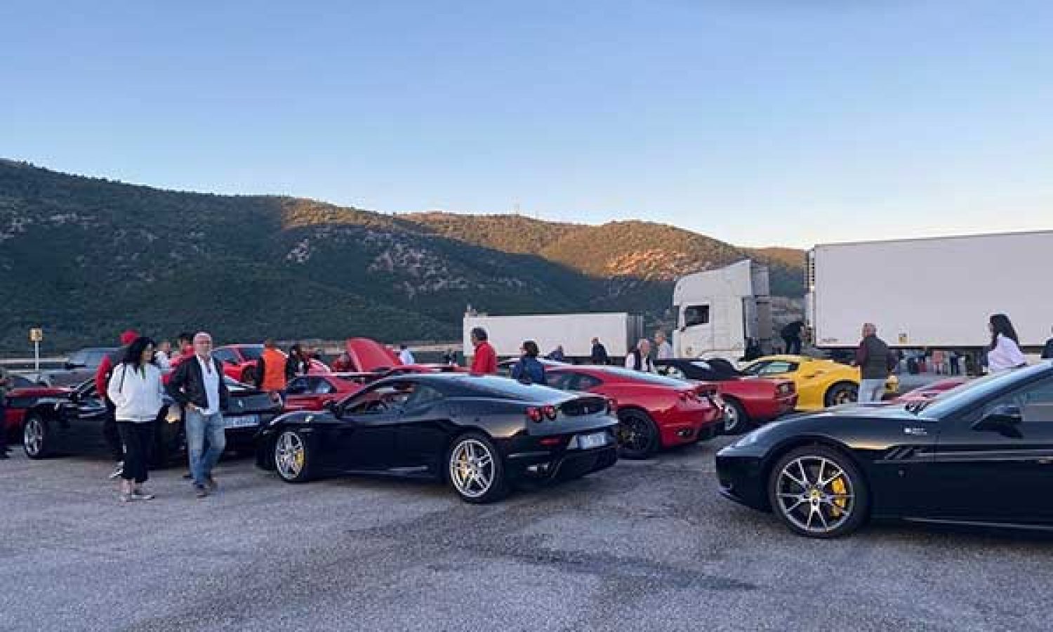 Εντυπωσιακό πέρασμα οχημάτων Ferrari από την Ηγουμενίτσα