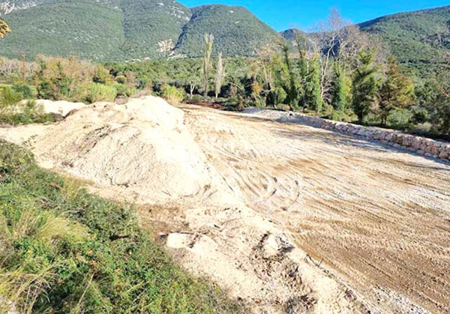 «Βολές» της ΛΑΣΥ κατά Περιφέρειας για τα ψόφια ψάρια στον Λούρο