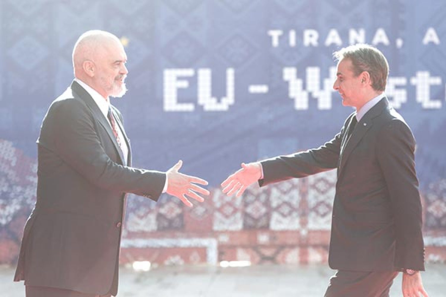 Προσκόμματα από τον Ράμα για να αποφύγει τις δεσμεύσεις!