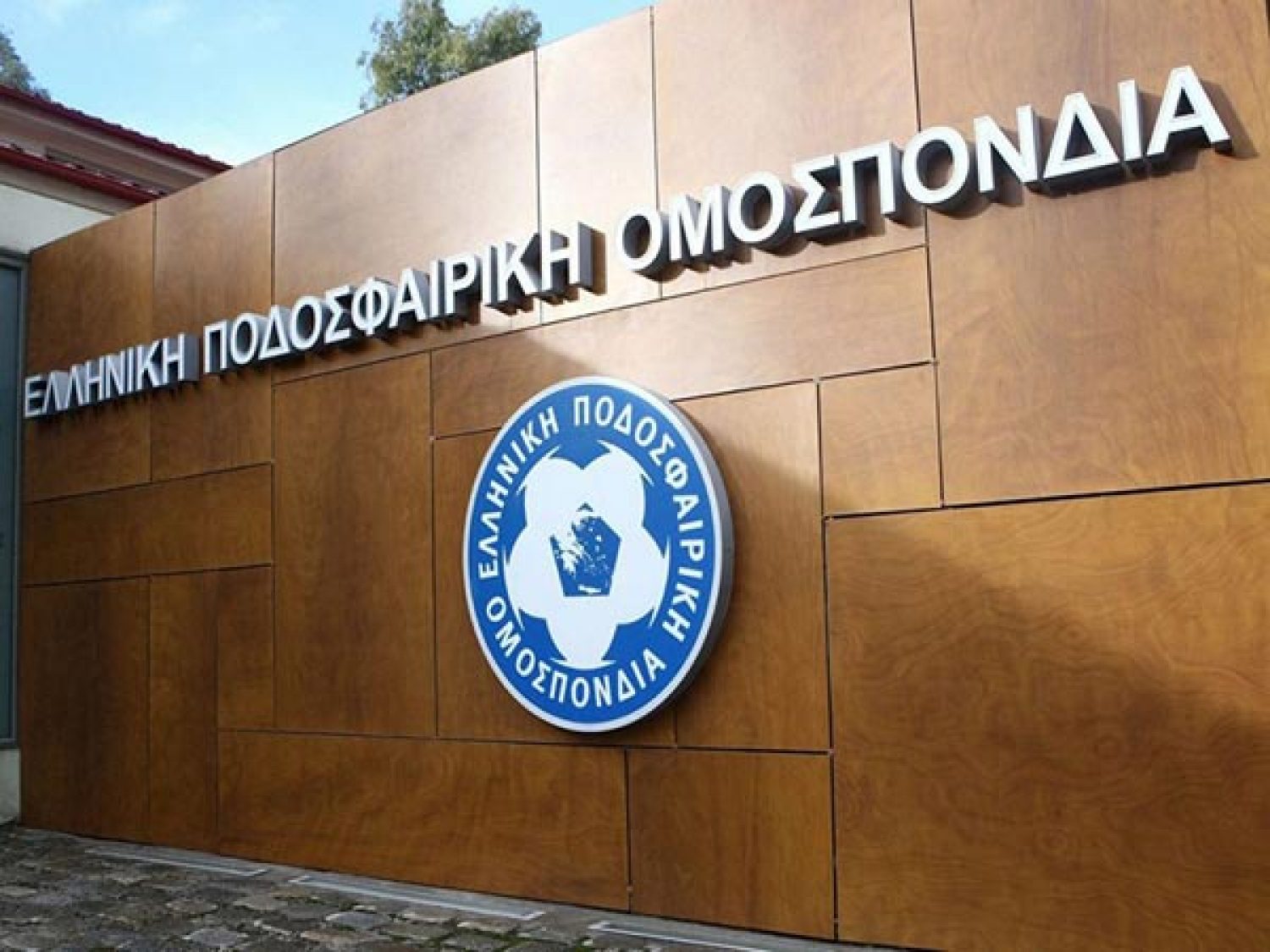 ΕΠΟ: Υποχρεωτικός ο απινιδωτής για την αδειοδότηση των γηπέδων