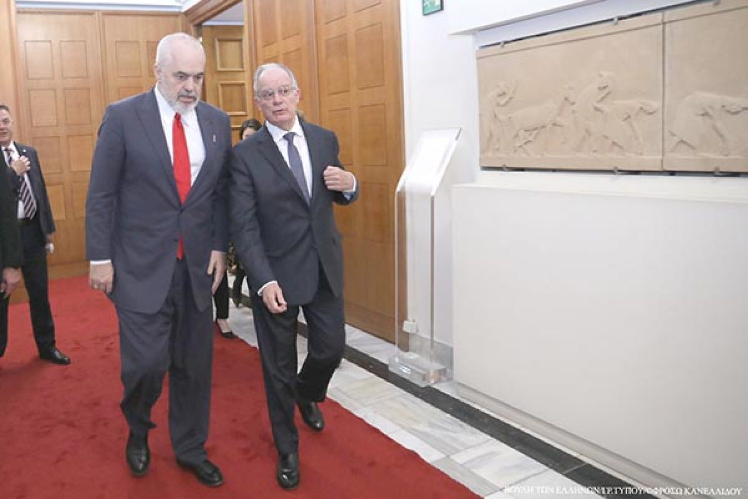 Η ΕΛΛΗΝΙΚΗ ΜΕΙΟΝΟΤΗΤΑ «ΓΕΦΥΡΑ» ΦΙΛΙΑΣ!