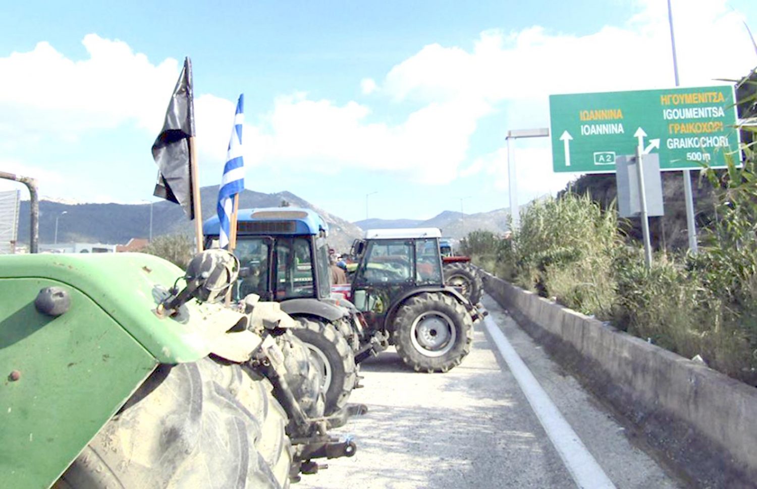 Με συμβολικούς αποκλεισμούς δρόμων συνεχίζονται οι αγροτικές κινητοποιήσεις