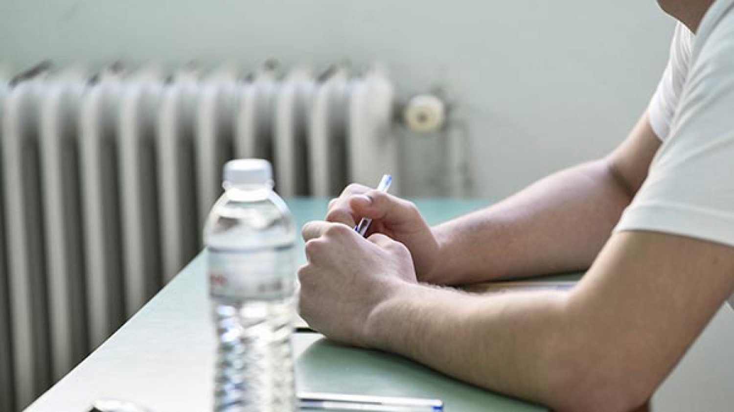 Με βατά θέματα και αρκετά υψηλή αποχή η πρεμιέρα των Πανελλαδικών