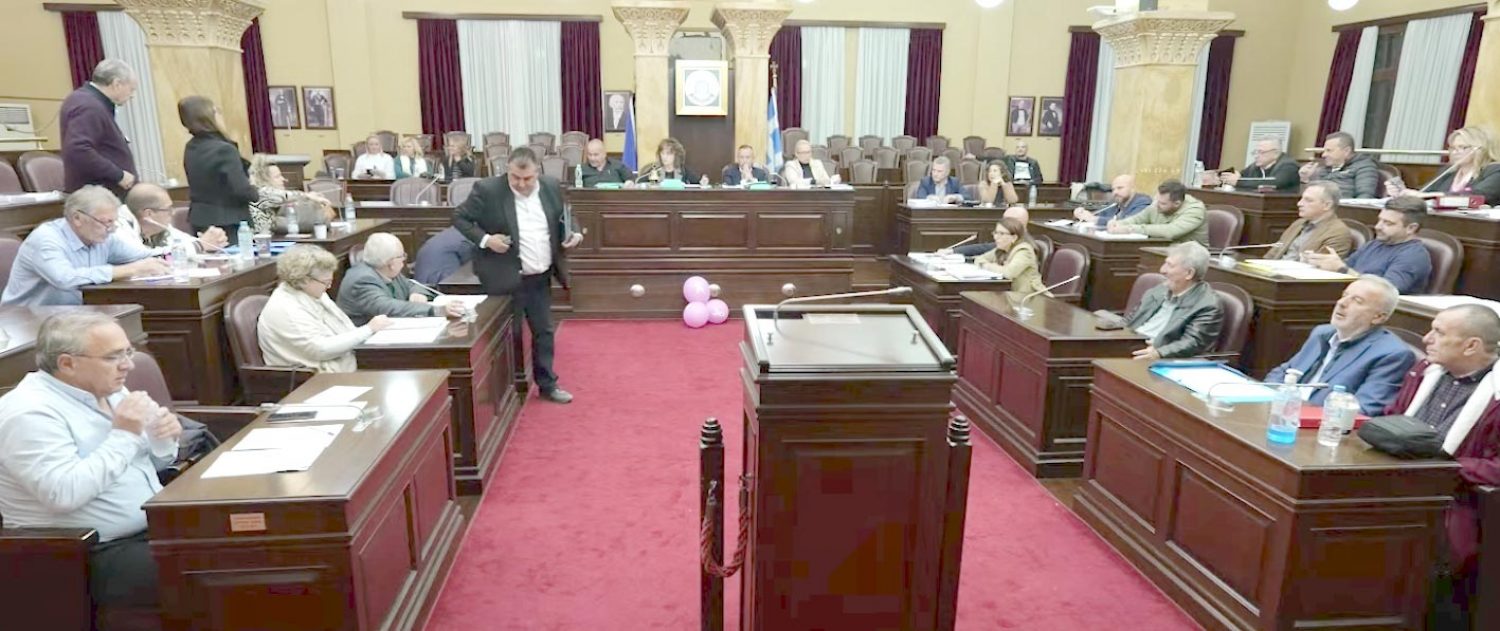 «Άναψαν τα αίματα» στη συζήτηση για τα τέλη κοινόχρηστων χώρων