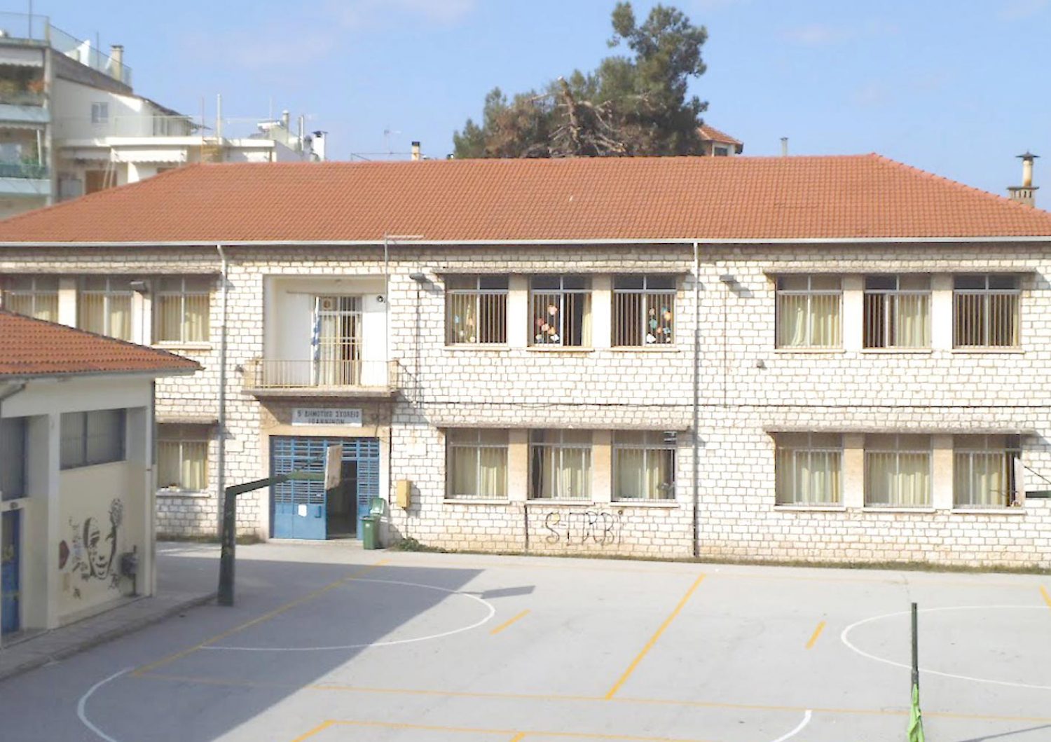 ΑΥΘΑΙΡΕΤΑ ΤΑ ΜΙΣΑ ΣΧΟΛΙΚΑ ΚΤΙΡΙΑ!